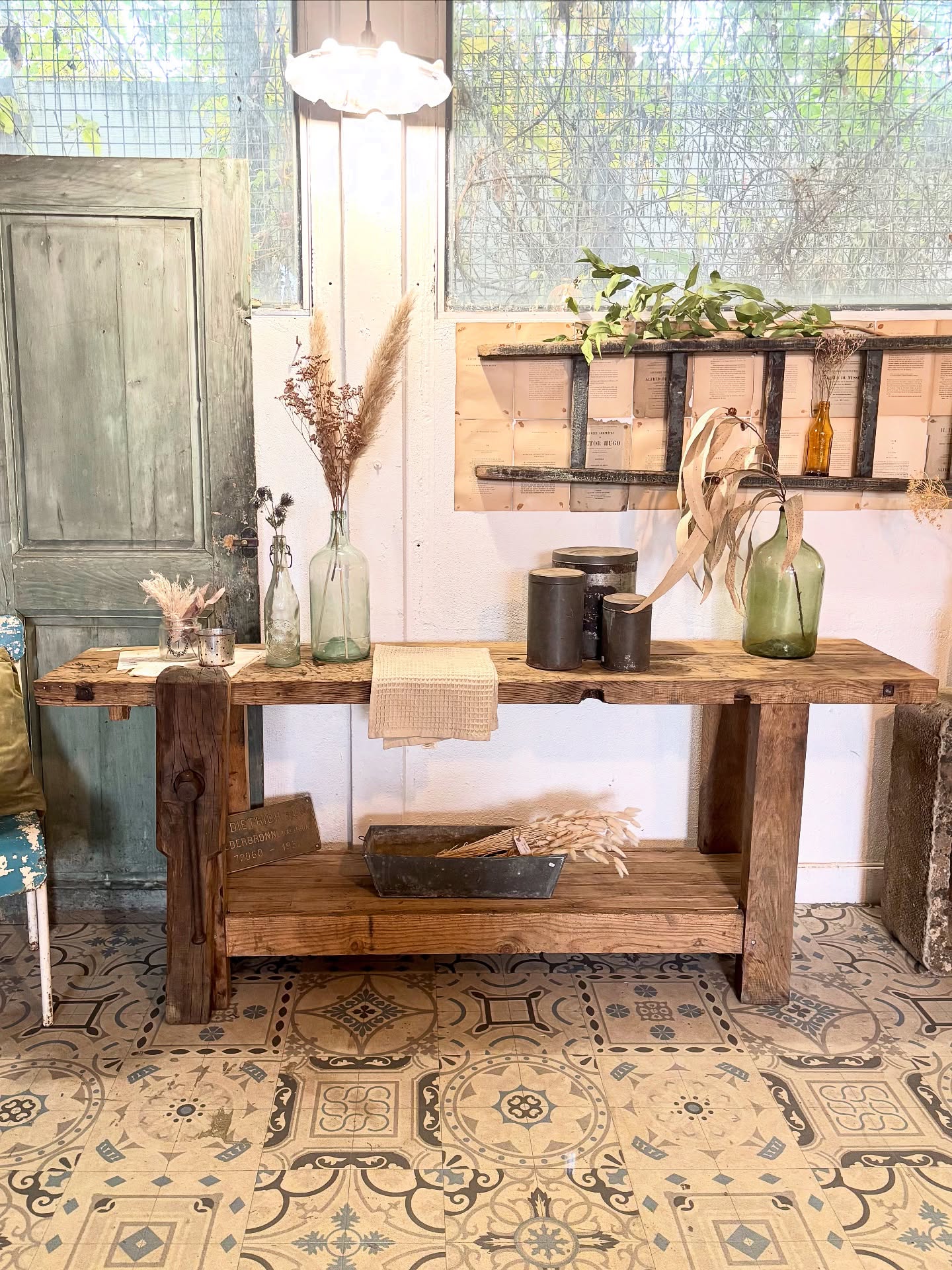 🤎 Établi en chêne
Pièce unique de caractère, à retrouver en boutique aux @pucesducanal et sur notre e-shop (lien en bio)
Boutique ouverte samedi et dimanche
Dimensions : L 198 x P 40 x Ht 78 cm
#brocante #etabli #frenchfleamarket #chiner #decoration #brocanteshop #établi #brocanteenligne #meubledemétier #meubleancien