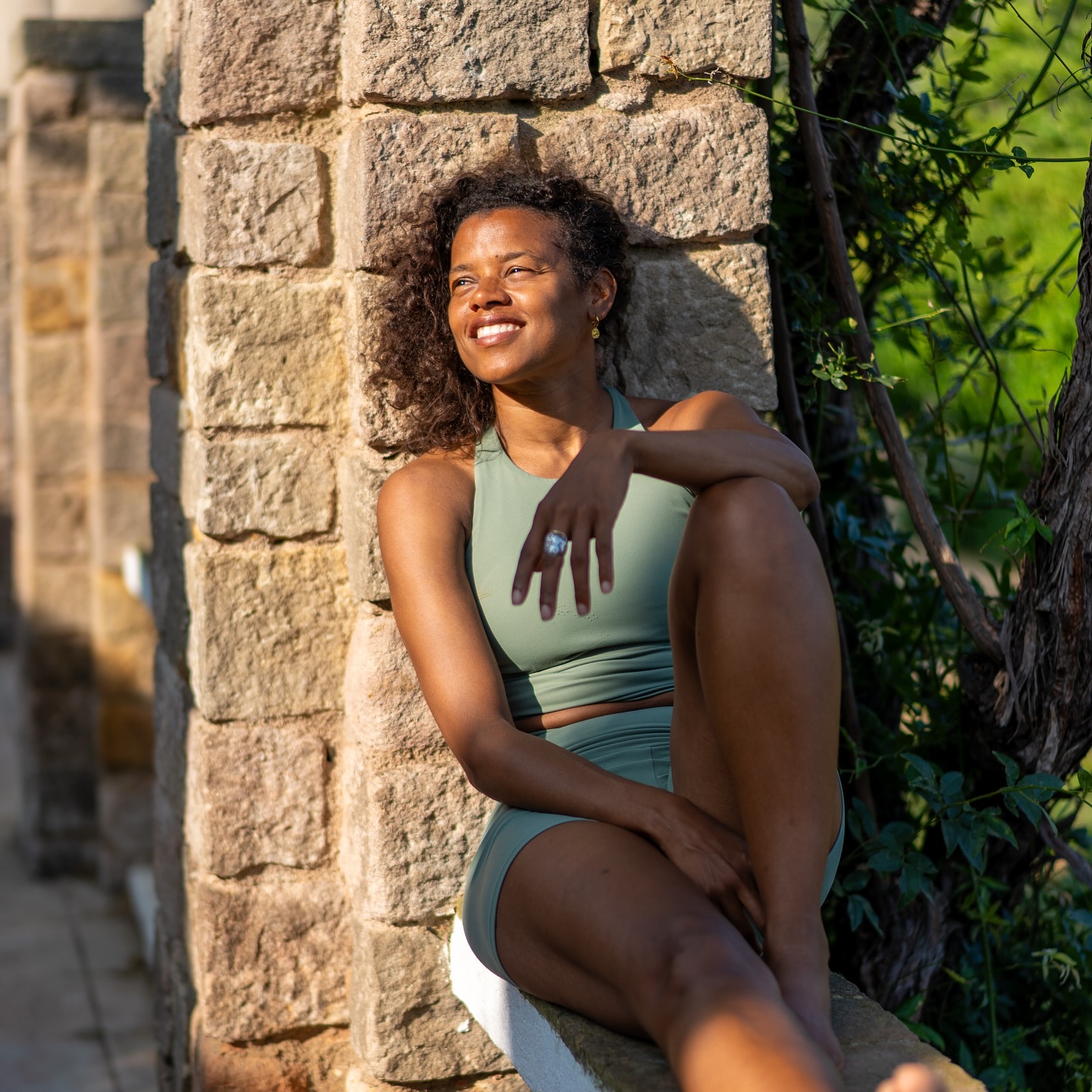 A unos pocos días de mi Rev. Solar y con muchas ganas de que empiece el nuevo ciclo!! 🥳
🎂✨ ¿Sabías que cada cumpleaños es una puerta energética que marca el fin y el comienzo de otro ciclo? 🌞
En astrología, el día de tu cumpleaños representa el momento en que el Sol regresa exactamente al punto donde estaba cuando naciste.
A eso lo llamamos RETORNO SOLAR☀️y simboliza el inicio de un nuevo año personal: una oportunidad para renacer con más conciencia, claridad y propósito.
Lo interesante de esto es que las semanas previas a ese día son un tiempo de cierre: a nivel energético nuestra energía solar transita la Casa 12 natal, un espacio lleno de misterio, que alberga nuestro inconsciente, los sueños y el alma. Idealmente estas semanas son una etapa para soltar, limpiar y descansar, permitiendo que lo viejo se disuelva antes de abrir espacio a lo nuevo.
〰️ Es normal sentirse:
🌫 más sensible e introspectiva...
💭 con necesidad de silencio y recogimiento...
💔 algo nostálgica, revisando y revisitando pasado...
Es como mirar un paisaje por ùltima vez antes de irnos de allí...
🌙 Algunos rituales que suelen acompañarme y aconsejo en consulta son:
✍🏼 Escribor 3 cosas por las que te sientas agradecido que hayan pasado durante el año anterior.
🪻🧖🏽♀️Realizar una limpieza energética simbólica con sage, sal, flores o aceites
🧘🏽♀️Meditar en silencio, crear espacio interior y escuchar la sabiduría que surge cuando todo se aquieta.
Y cuando llegue tu día solar… tu cumpleaños has solo lo que te apetezca de verdad hacer, queda con personas que te aporten positividad y alegría, aliméntate rico, descansa y conecta con el bienestar, el amor y la gratitud.
〰️ Te en cuenta que es un día SÚPER especial y marcará el tono de tu nuevo ciclo; renace con intención, propósito y confianza. Lo notarás a lo largo del año!!
〰️ REV. SOLAR ♎️ & ♏️ 10% OFF
He creado una experiencia especial llamada SOLARIS, para acompañarte antes, durante o justo después de tu cumpleaños, y juntos descubrir qué energía trae este nuevo ciclo para ti. 💫
〰️ Reserva tu sesión en www.nina-adams.com
🌿 Suelta, agradece y prepárate para tu nuevo comienzo… sesiones online y presencial ♻️