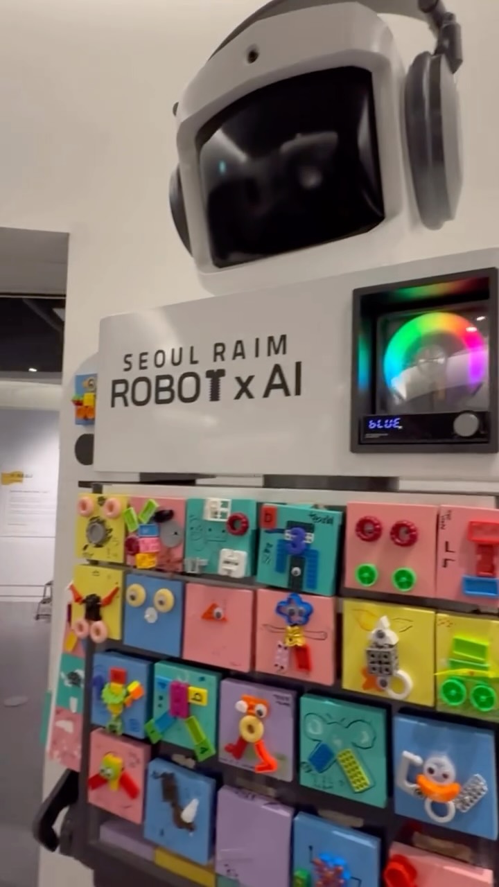 🤖 Innovación con propósito: visitamos el Robot & AI Museum (RAIM) en Seúl 🇰🇷
Durante nuestra visita al RAIM Museum, exploramos uno de los proyectos arquitectónicos más visionarios de Asia: un museo concebido para educar, inspirar y conectar a las personas con la robótica y la inteligencia artificial.
Diseñado por la arquitecta Melike Altınışık, el RAIM es una obra que redefine los límites entre tecnología, arte y espacio. Su forma esférica, fluida y sin ángulos simboliza el movimiento constante de la innovación, mientras su construcción fue realizada con tecnologías robóticas y de fabricación digital, marcando un precedente mundial. 🏗️✨
El museo fue pensado no solo como una exhibición, sino como una experiencia educativa que invita a comprender cómo la IA y la robótica pueden transformar la manera en que habitamos, creamos y aprendemos. En cada detalle —desde la estructura hasta las instalaciones interactivas— se refleja la convergencia entre ciencia, diseño y ética del futuro.
Desde AequitasLab, nos inspira ver cómo espacios como este promueven una innovación más humana, sostenible y consciente.
Porque el progreso tecnológico solo tiene sentido cuando amplía nuestra comprensión del mundo y fortalece nuestra responsabilidad con él. 🌍💡
#AequitasLab #RAIM #RobotAIMuseum #InnovaciónResponsable #ArquitecturaFuturista #MelikeAltinisik #IA #Robótica #EducaciónTecnológica #FuturoSostenible #EthicalInnovation