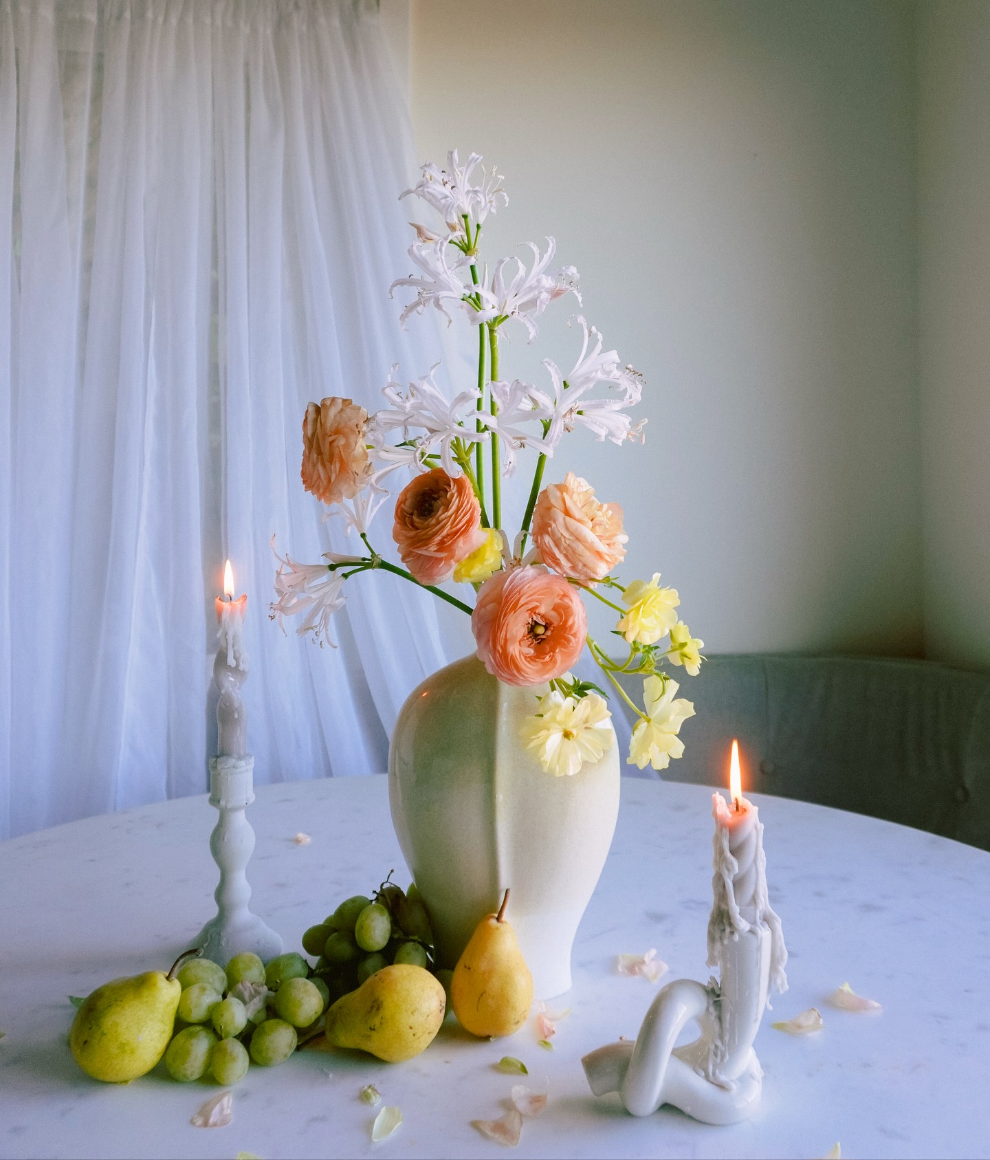 The first rainy fall day in LA 🌧️✨—the city feels softer, slower, a little more romantic. Light a candle, drink something warm and cozy, and let yourself pause for a moment. 🍂 How are you spending this rainy day?