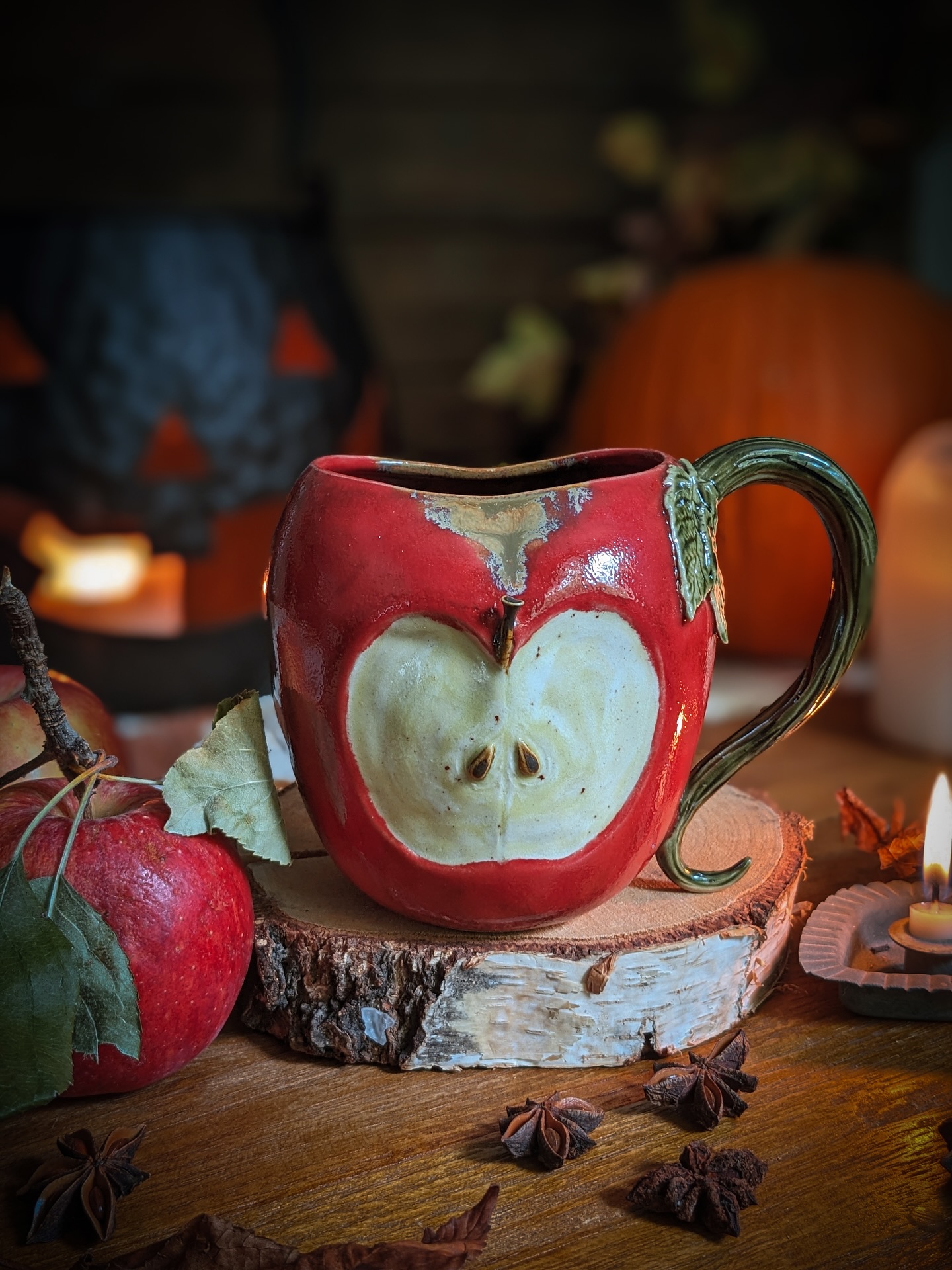 🍎 Apple Orchard ✨
Il est enfin temps de vous présenter officiellement ce nouveau mug. 🥹🍎 je les aies commencé au printemps dernier mais je n’étais pas satisfaite des couleurs des premiers tests. Mais je crois qu’on peut dire que j’ai enfin trouvé sa version finale. 🫶
Pour changer un peu des mugs citrouilles qu’on voit apparaître partout maintenant. 🤫 et puis que serait l’automne sans une bonne tarte aux pommes et cannelle maison ou encore sans Apple Cider ? 🍎✨
Ils seront disponibles en très petite quantité sur le site dans la semaine. Je ne donne pas de jour ni d’horaires. Ça sera les derniers de la saison mais ils reviendront plus tard. ❤️✨
#thefairytreehouse #apple #applecider #appleorchard #applemug #autumn