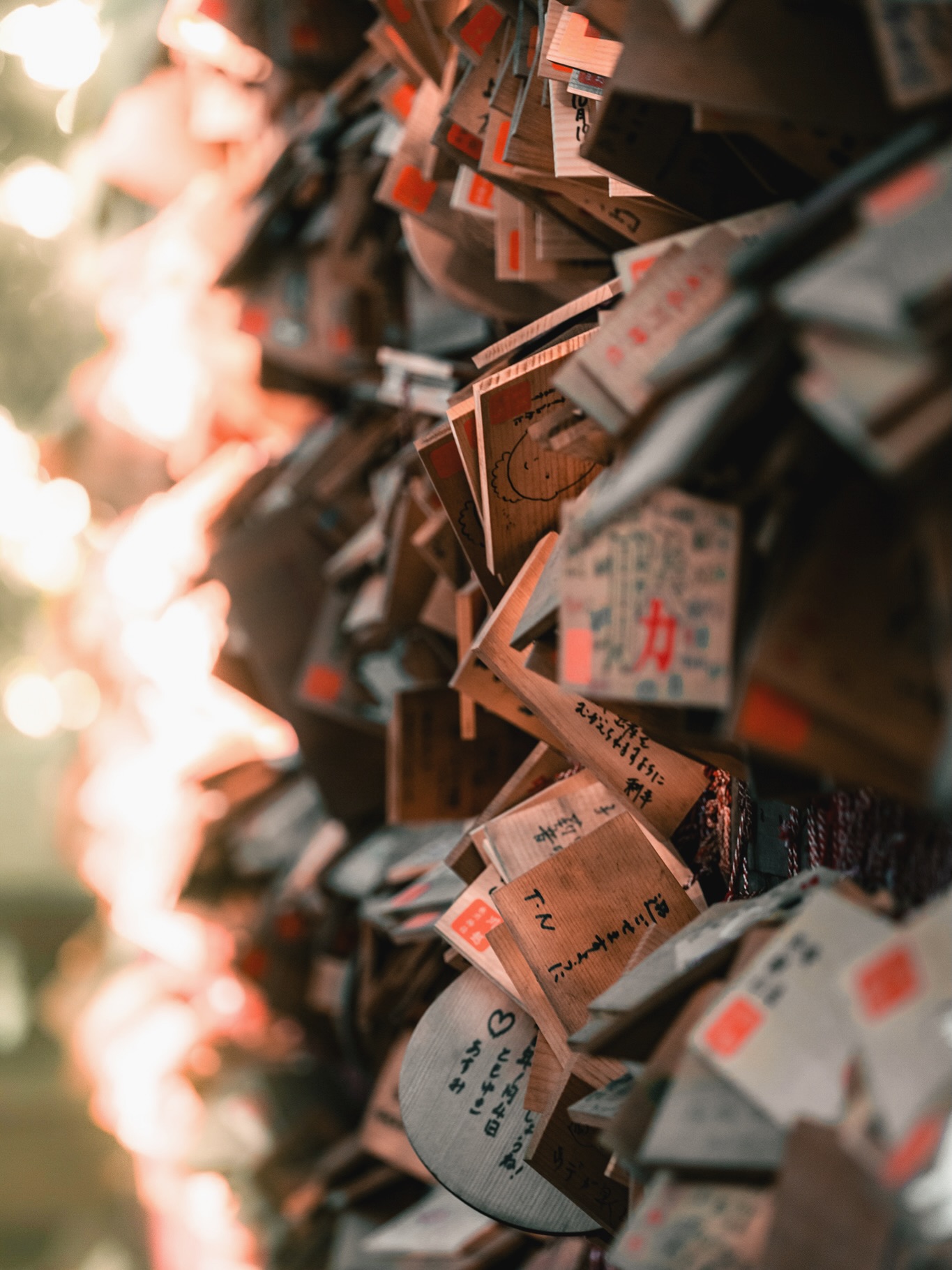 Japan ist kein Reiseziel, sondern ein Gefühl. Wer einmal dort war, versteht, dass dieses Land eine eigene Art von Ruhe hat, selbst inmitten der größten Stadt der Welt. Es ist das leise Klackern der Züge, die auf die Sekunde genau einfahren, der Duft von Räucherstäbchen vor einem Schrein und die Höflichkeit, die sich wie ein Grundrauschen durch jeden Tag zieht.
Was Japan so besonders macht, sind die Gegensätze, die sich ganz selbstverständlich begegnen. Jahrhundertealte Tempel stehen neben modernster Architektur, Stille trifft auf Neonlicht, alte Rituale auf digitale Präzision. Und während der Fuji in der Ferne ruht, fließt das Leben in Tokio im schnellen Takt und beides wirkt dabei völlig im Einklang.
Japan ist ein Ort für Menschen, die genauer hinsehen möchten. Für alle, die Ästhetik nicht als Oberfläche verstehen, sondern als Haltung. Jeder Ort, jede Begegnung, jedes Essen hat dort seine Bedeutung. Man merkt, dass nichts zufällig geschieht, sondern alles mit Respekt vor der Zeit, der Natur und den Menschen gestaltet ist.
Vielleicht ist das der wahre Grund, warum Japan so fasziniert. Es zwingt einen, langsamer zu werden und trotzdem neugierig zu bleiben. Es lehrt, dass Schönheit nicht laut sein muss. Und es zeigt, dass Tradition und Zukunft wunderbar zusammenpassen können.
#japanreise #visitjapan #fokusfernweh #reiseblog #nippon #japanliebe #kyoto #tokyo #fuji #japanvibes #reisenmachtglücklich #travelphotography #asiaadventure #weltenbummler #discoverjapan #beautifuldestinations #culturetrip #exploreasia #travelinspiration #wanderlust #reiseziele #fujisan #japanmoments