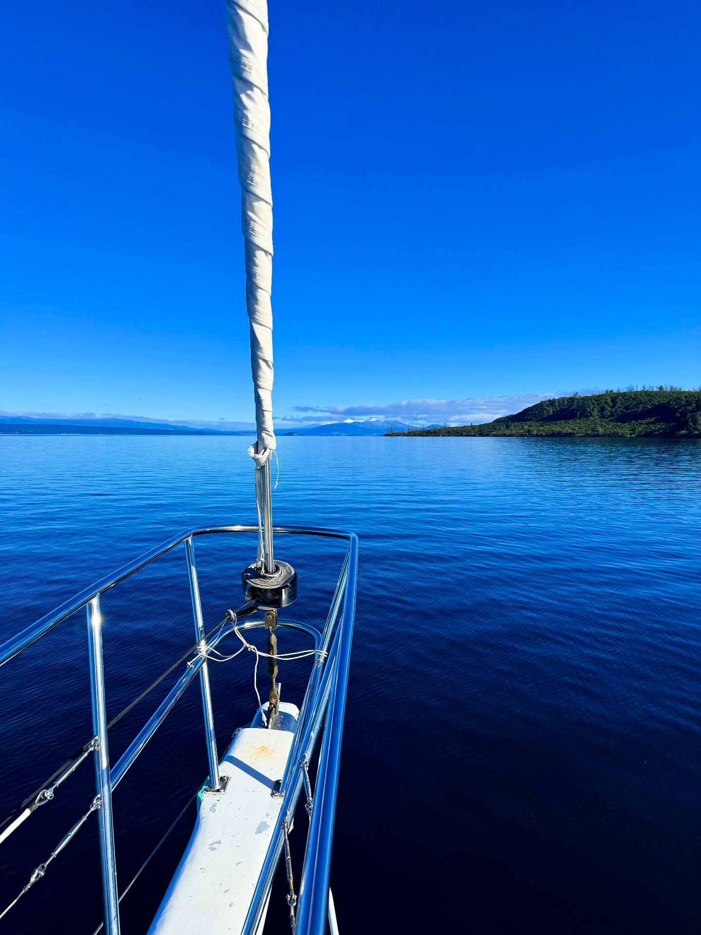 Some people go to therapy. Others book a cruise on Lake Taupō ☀️
Either way, you’ll leave feeling lighter.
#SailBarbary #LakeTherapy #LoveTaupo