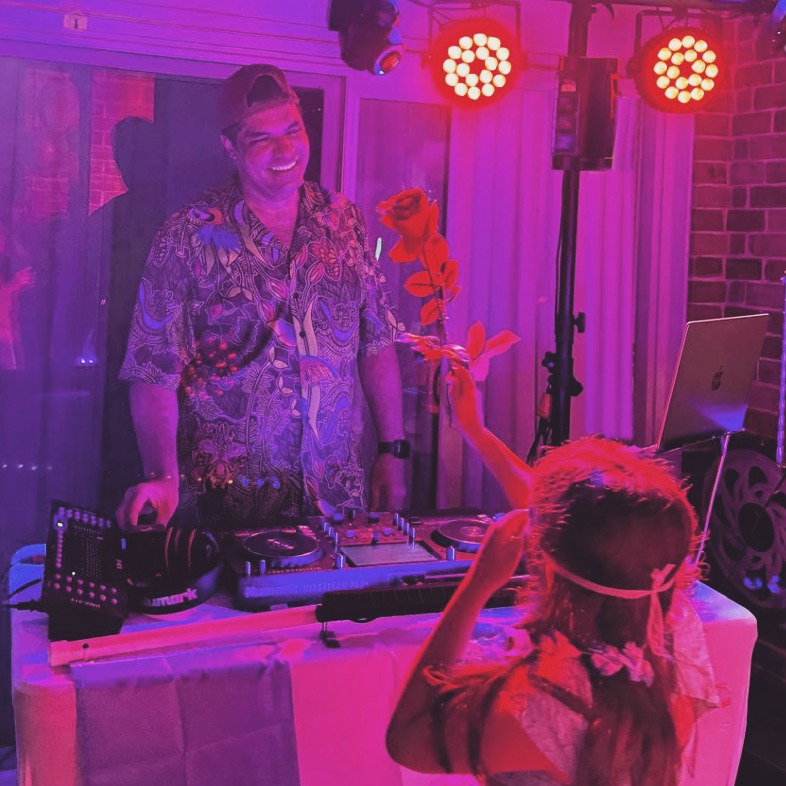 🇺🇸 Sophie showing how to ask the DJ for a song… 💚💚💚
🇧🇷 Sophie ensinando como pedir uma música para o DJ... 💚💚💚
#brasileirosnotexas #brasileirosemhouston
#braziliandjintexas
#brazilianintexas
#socialeventsintexas
#marjansolutions