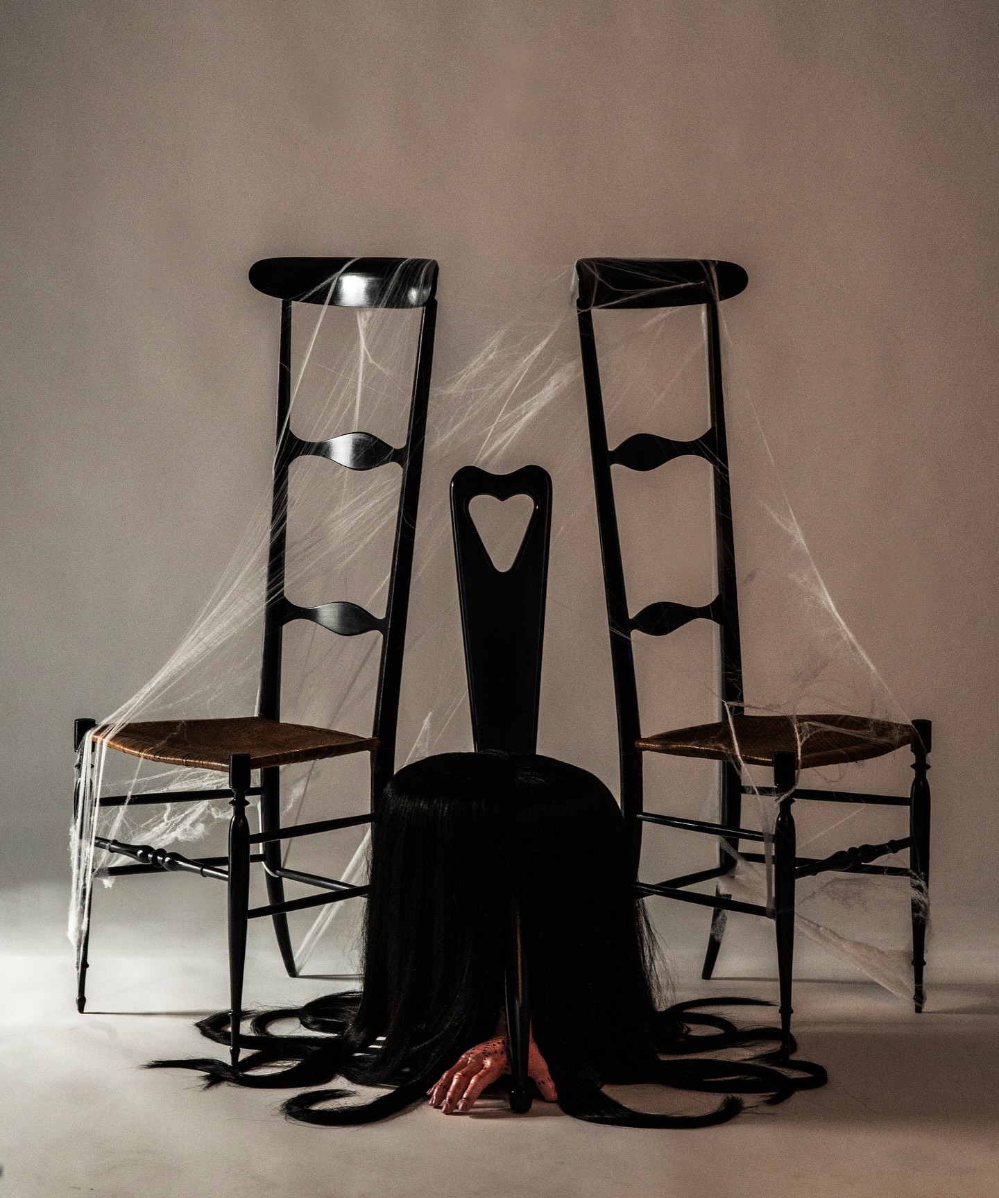 Happy Halloween from HEW featuring our Morticia Chair paired with two High Back Mid-Century Ebonized Chiavari Chairs 🎃👻
Photography By: @chiagotnyc
#fyp #halloween #addamsfamily #happyhalloween #custom #furniture #furnituredesign #interiordesign #design #halloweencostume #halloweendecor
