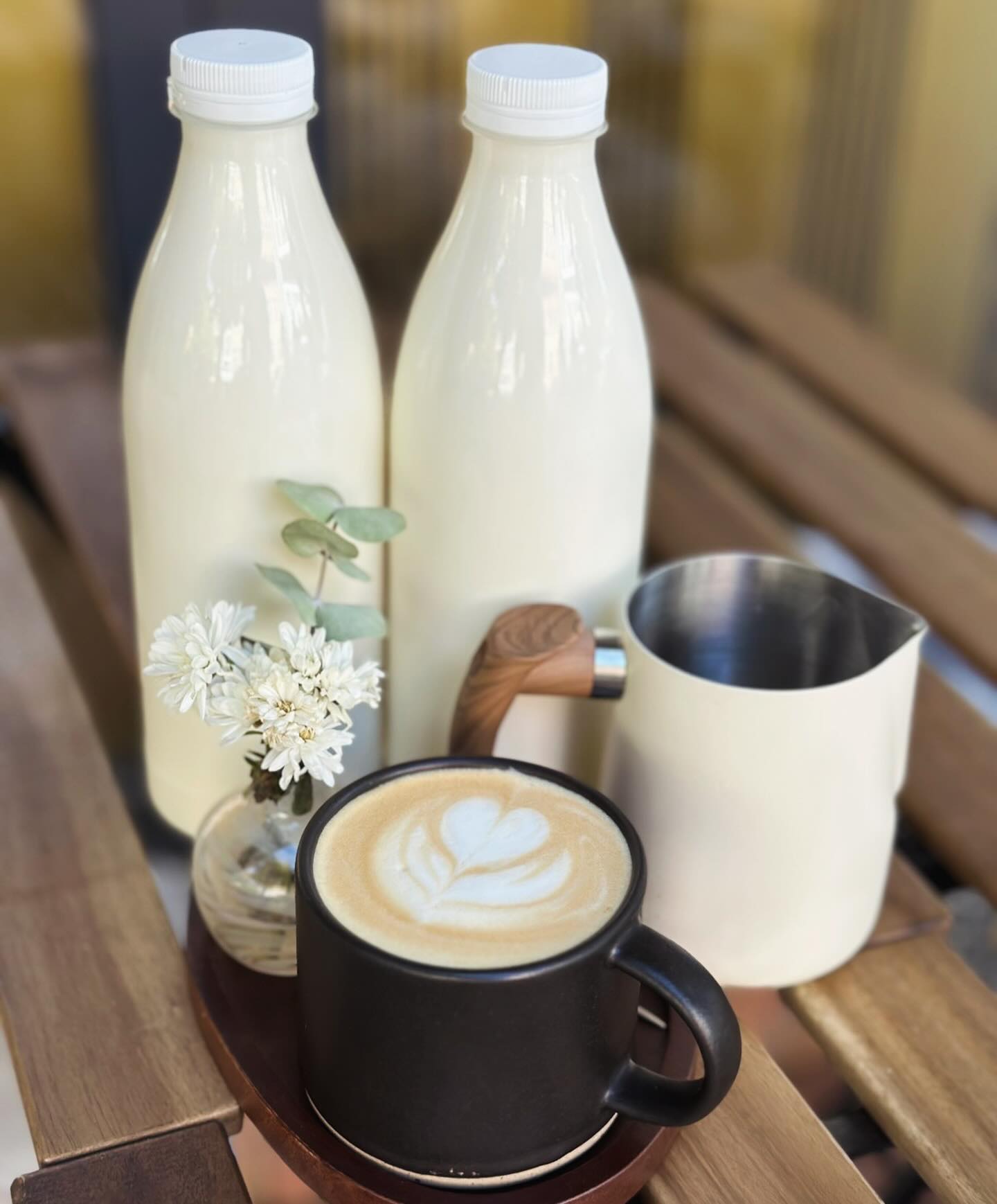 Elsőként a Trinity kávézónkban vezettük be, hogy a tejes italokhoz házi tejet használunk, amely a hódmezővásárhelyi Boppe Kft-től érkezik. Magas zsírtartalmú, teljes tej. #emmarozs #sourdoughbakery #specialitycoffee