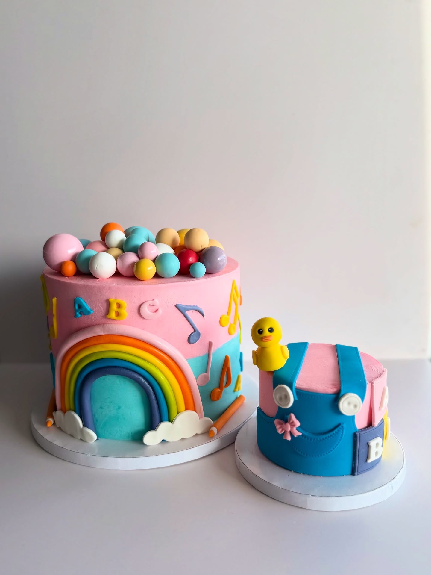This Ms. Rachel-inspired cake set was full of fun details โ rainbows, ABCs, music notes, and that signature yellow ducky ๐ฅ
Cake flavor: Marble with vanilla buttercream filling
#MsRachelCake #MsRachelBirthday #BabyLearningCake #RainbowBirthdayCake #CustomCakesOrlando #DavenportBaker #FloridaBaker #SweetTreatsByKaitAndKay #ButtercreamCakes #FondantDecor #KidsBirthdayCake #CakeInspo #SmallBusinessBaker #ColorfulCakes #CakesOfInstagram #CakerArtist #BirthdayPartyIdeas #DisneyAreaBakery #CentralFloridaBaker #CuteCakeDesign #ToddlerBirthdayIdeas #RainbowThemeParty #MsRachelTheme #BakingWithLove #DessertDesigns #CreativeCakes #CakeGoals #PartyCakes #SweetCreations #CakeInspiration