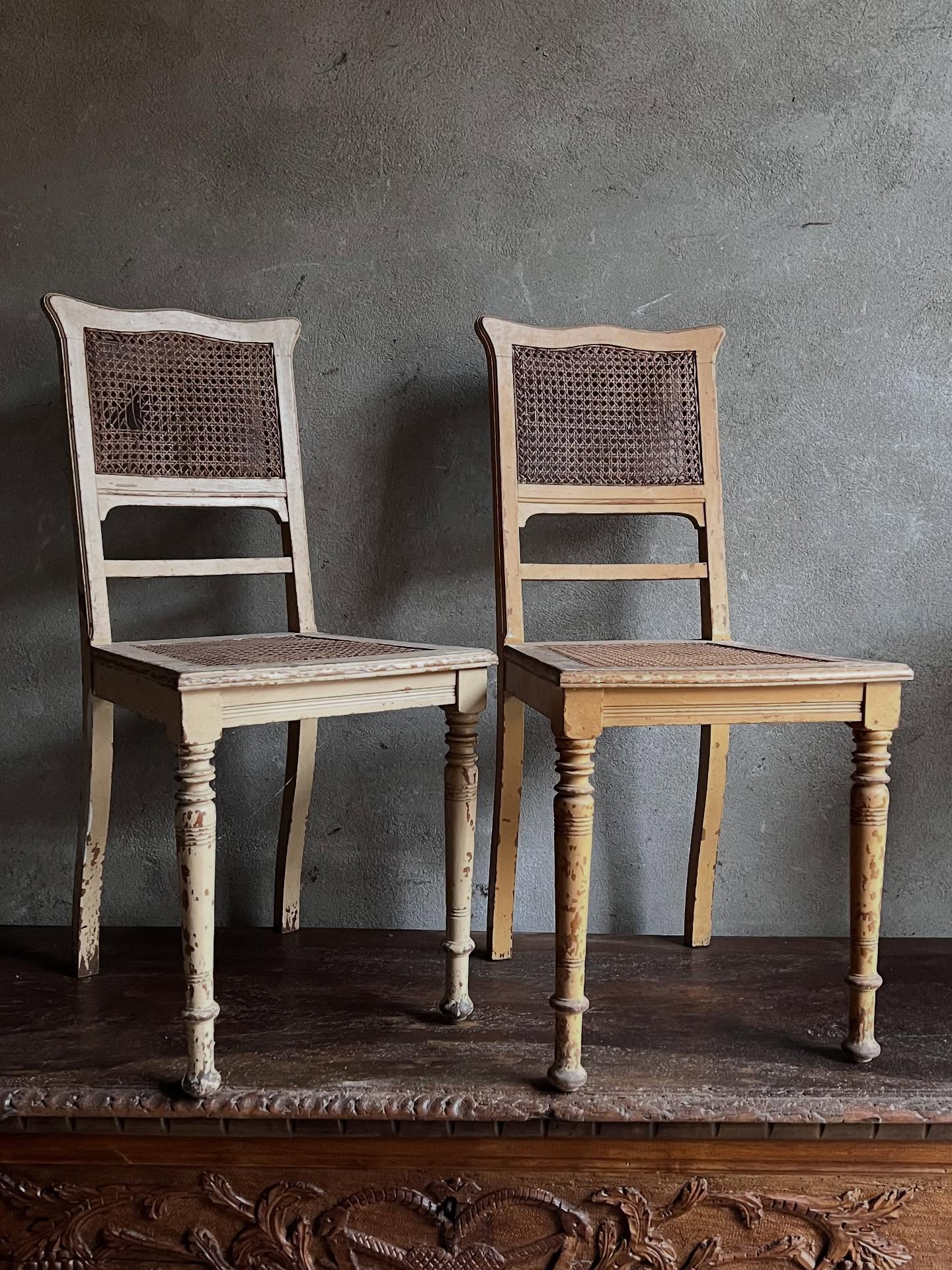 Lagerräumung Teil 1: Unsere Lager am Markt 8 in Klettwitz quellen über - deshalb bieten wir jetzt einige ausgewählte Möbel zum Schnäppchenpreis an: zum selbst aufarbeiten, wachsen oder was auch immer!
Gerne stellen wir euch hier auch zukünftig ein paar Tipps rund ums Thema Möbel-Aufarbeiten und Pflege zur Verfügung.
Noch erhältlich: Vorratsschrank um 1830 im Fundzustand, leicht als Vitrine umzuarbeiten, 73 x 48 cm, Höhe 157.
Abzuholen in 01998 Klettwitz - weitere Infos und Fotos gerne per DM
#antiquitäten #antiquedealersofinstagramm #jugendstil #artnouveau #chair #antique