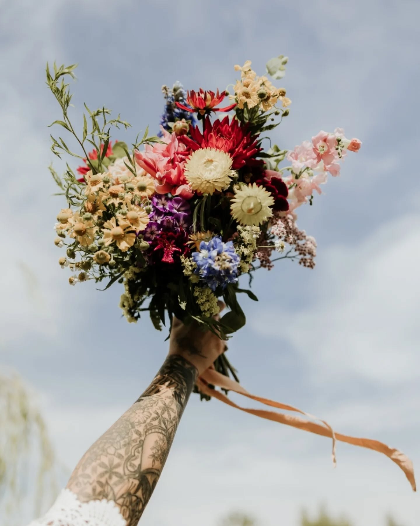 That time Joey waited for the sun and NO one minded. A perfect mixture of having a celebrant led ceremony by the beautiful @luliyogini and the talented @brispo.ke entertaining guests while they happily waited for some clear skies, meant that Joey and Carl's dream outdoor ceremony could become a reality. It's always important to embrace the weather on your wedding day but when you know there's blue skies right around the corner and your venue and suppliers have your back, take a page from Joey's book and make a grand sunny entrance! ☀️