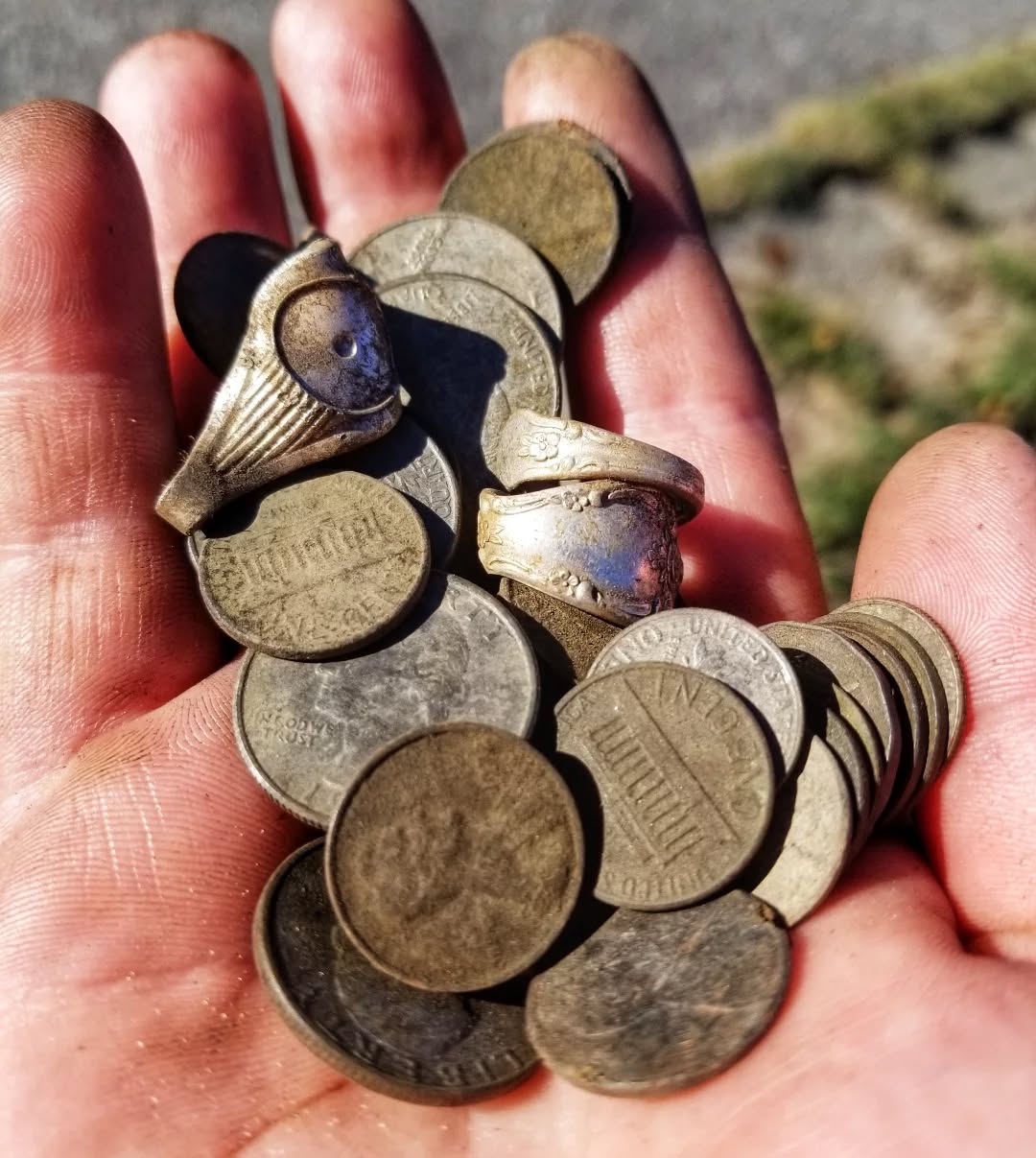 Dug a nice silver ring today, a kids ring, and a bunch of other stuff. My favorite coin of the day is the 1950 Canadian nickel! check out the ring Lisa French 😊. #LToutdoors #metaldetecting #treasure #history #garrettmetaldetectors #silver #coins #relics