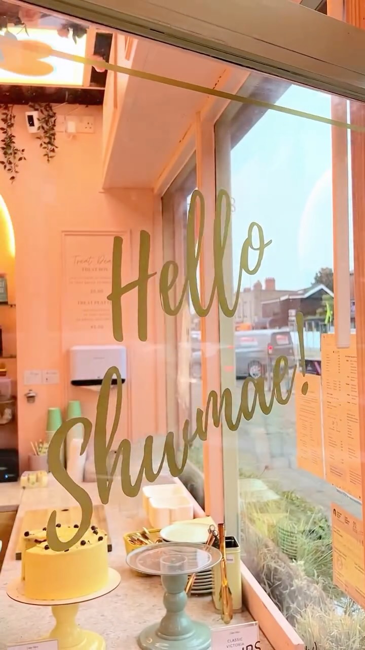 Mae’n diwrnod shwmae heddiw/it’s shwmae day today!
Ni’n falch o fod yn busnes dwyieithog ac rydym bob amser yn croesawu ein cwsmeriaid gyda “hello/shwmae”
One thing we’re proud of is all our front of house team speak Welsh, and by being a bilingual business, we champion diwrnod shwmae every day :)
So whether you’re fluent, learning, or just want to brush up on some everyday phrases, give your cymraeg a go with us 🫶🏴
@diwrnodshwmaesumae #shwmaesumae25 #letthemseecake #cardiffcakes #cardiffbrunch