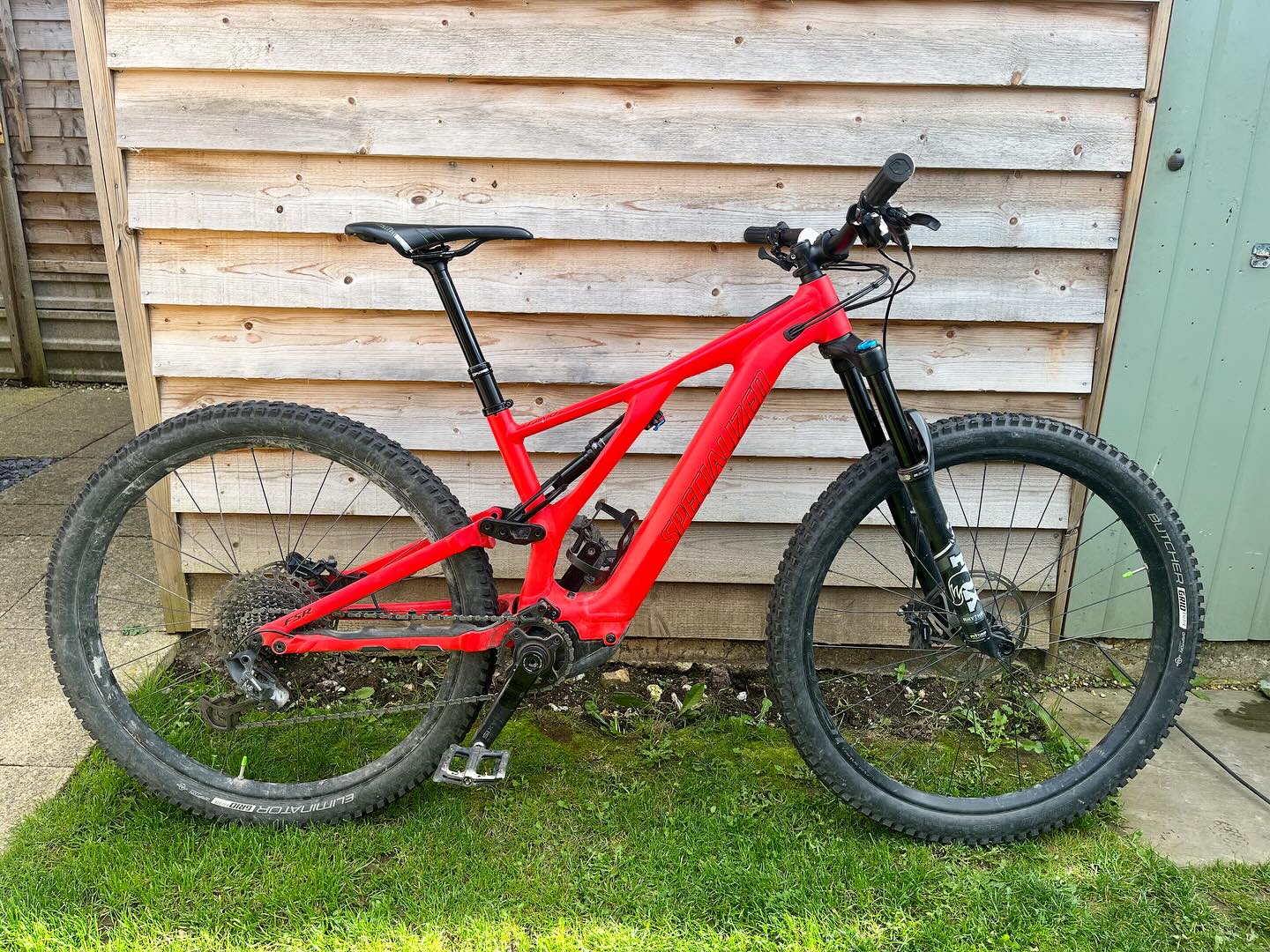 This Specialized Levo came in with a faulty dropper post.
After a full strip-down of its @xfusionshox dropper and a strut replacement, it’s back in action and ready to ride!
At Hepworth Cycles, we always aim to repair rather than replace whenever possible — keeping your bike (and your wallet) happy.