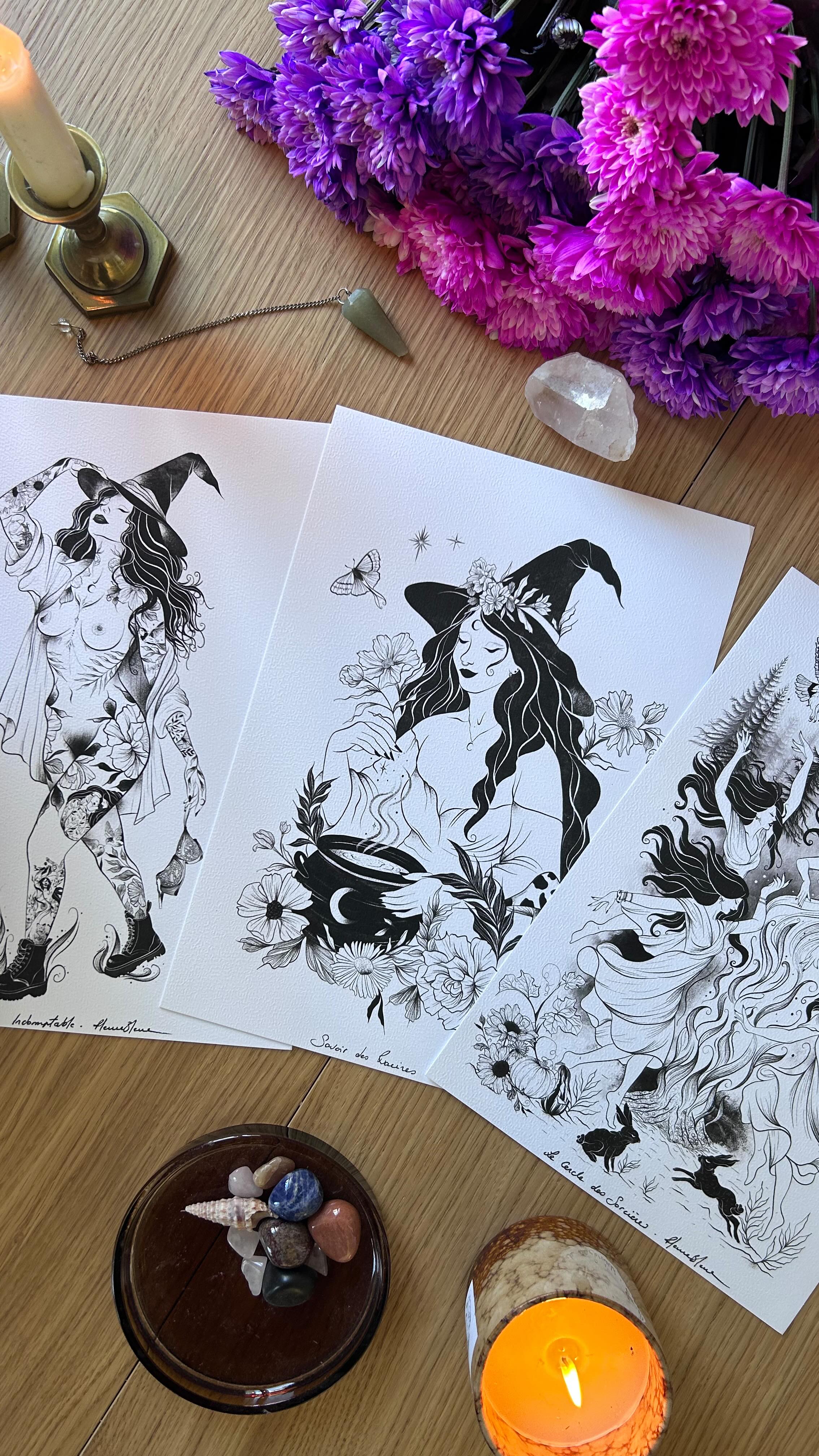 Elles sont en ligne 🔥
Une mini-série d’illustrations née de l’énergie des femmes qui portent en elles le feu, la mémoire et la vie.
10 tirages uniques seulement pour chaque affiche !
🔥 Indomptable, celle qui marche a travers les cendres, les regards et les injonctions. Elle brûle de liberté !
🌿 Savoir des racines, femme-alchimiste, confiante, créatrice, qui transforme le vivant et fait éclore la beauté dans l’ombre.
🔥 Le cercle des sorcières, la célébration,
la sororité et la renaissance sous la pleine lune de Samhain.
L’automne s’installe🍁 La lumière se fait plus douce, les arbres se dépouillent, la terre se referme.
Tout semble ralentir, se taire un peu et pourtant, c’est ici que la magie recommence.
À l’approche de Samhain, le voile s’affine entre les mondes. C’est le moment d’honorer nos cycles, de remercier, de se relier. 🕯️
Trois illustrations comme trois rituels.
✨ Une édition limitée, en hommage à la puissance et à la lumière que chaque femme porte en elle.
🌙 Lien de la boutique dans la bio
#sorciere #samhain🎃 #halloween #halloweenvibes #automne #automnevibes #sororite #cercledefemmes
