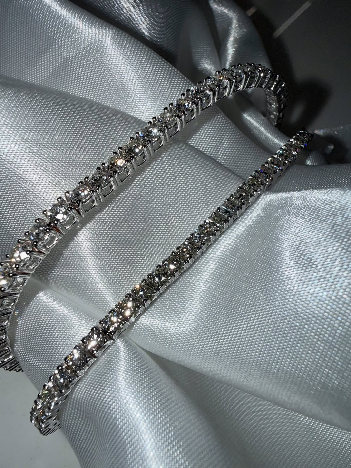 Importanti bracciali Tennis da 5 e 6 carati con diamanti naturali e certificato @giagrams , il più importante istituto di certificazione gemmologico al mondo. Incastonati in una solida montatura ovviamente in oro bianco 18kt 💎.
Un regalo perfetto per chi cerca di brillare sempre.
Visita il nostro sito web, link in bio 👆
Ti aspettiamo in negozio, solo da Gioielleria Corna!
#diamanti #diamons #braccialetennis #orobianco#gioielli #italianjewelry