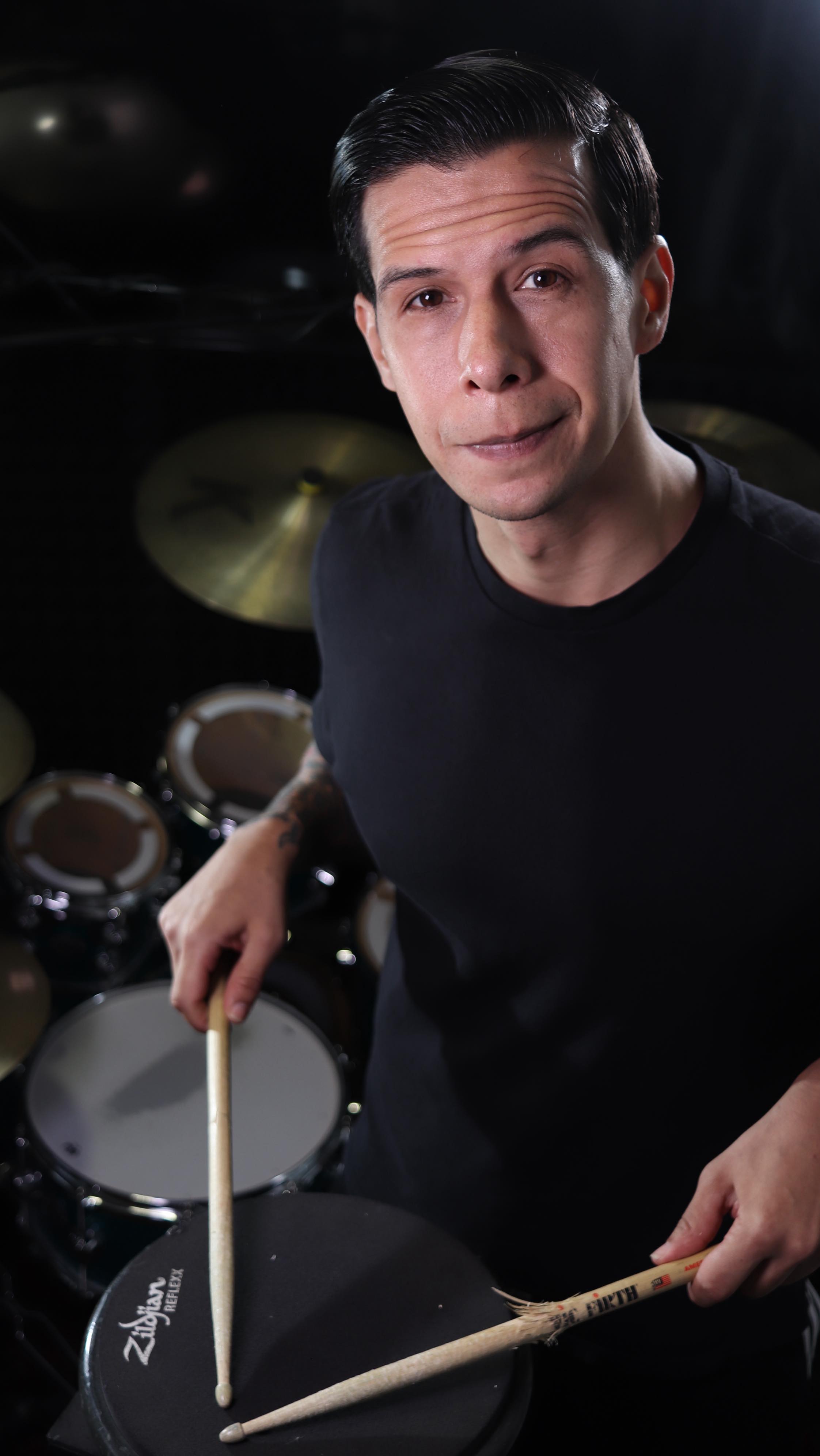 🥁💎Patrón avanzado. Lineal. Puro manos + pies.
Perfecto para trabajar velocidad, precisión y control.
La clave es que TODO caiga parejo. Nada fuera de lugar.
🔐 Sticking: KK R L R K K R L K L R KK RL + R L R L
#drums #drummer #drumlife #drumpractice #drumlesson #drumtechnique #drumfill #drumfills #drumgroove #drumming #baterista #bateria #bateristaslatinos #bateristas #drumvideo #drumsetup #drummersofinstagram #drummed #drumskills #drummotivation #frojax #frojaxfreeclick #drumexercise #drumsdaily #drummerscommunity #drumcover #drumlick #drumtips #drumshot #latinodrummers