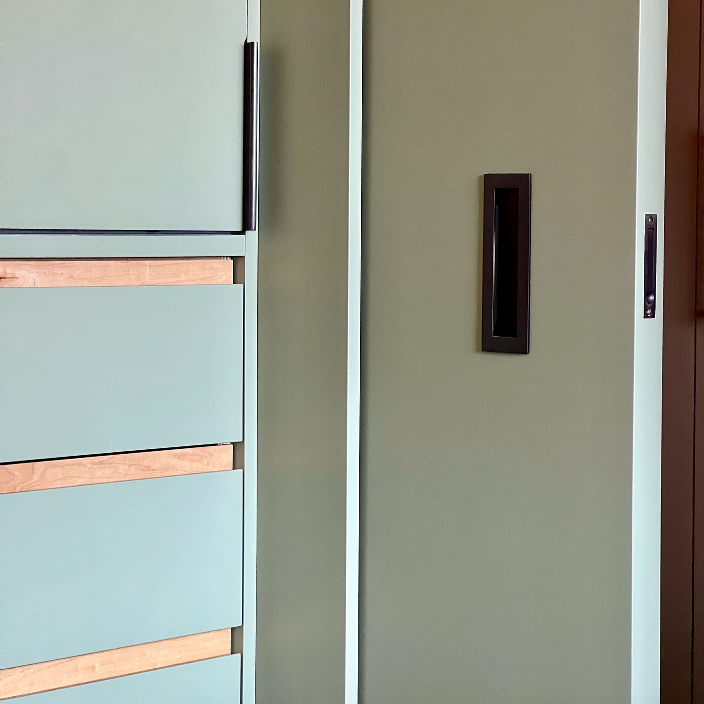 This large bay storage created by TIMBER TAILORS Furniture for a medium size bedroom was meticulously designed at my clients’ request to allow them to own a wardrobe each including sets of generous drawers 🟩🟩 The bottom drawers also functions as steps to access overhead storage 🏗️
A recessed display cabinet was incorporated above a concealed laundry basket, facing a built-in pocket door for maximal integration.
Are you looking to optimise your storage space too?
Enquiries: 07 929 846 909
.
#timbertailorslondon
#bespokefurniture
#furnituremaking
#qualityfurniture
#furnituredesign
#workfromhome
#furniturefitting
#builtincabinets
#fittedcabinetry
#dressingtable
#designstudio
#homedecor
#bookcase
#cupboard
#madeinuk
#interiors
#joinery
#home