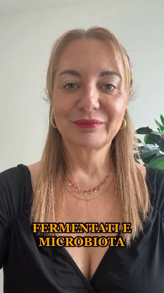 ✨ Un cucchiaio al giorno di cibi fermentati può rivoluzionare il tuo microbiota.
Yogurt, kefir, crauti, kimchi o miso: piccoli gesti quotidiani, grandi effetti su salute intestino, immunità e persino umore.
Il futuro della longevità passa dall’intestino. 🚀
👉 Inizia oggi: un cucchiaio al giorno. Segui le stories!
#Microbiota #CibiFermentati #GutHealth #Longevità #HealthyAging #WellnessScience