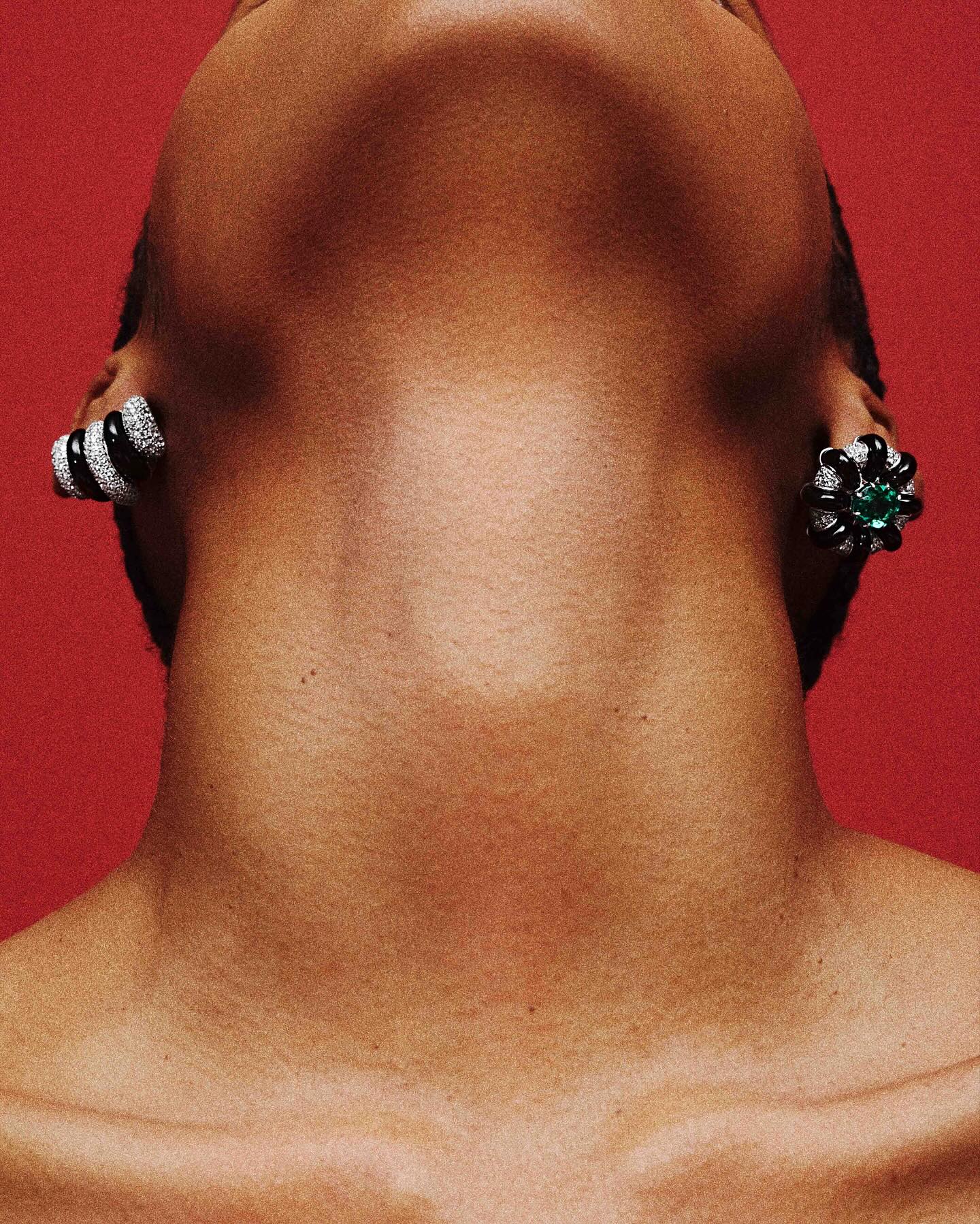 Entre corpo e matéria, o gesto encontra forma. Em AXIS, a SAUER desenha o movimento, joias que nascem do ritmo interno, do respiro, da rotação do mundo. Sob o olhar de Stephanie Wenk, o ouro se curva como se seguisse a anatomia; as gemas, em silêncio, parecem pulsar.
Em cena, Thiago Soares traduz o instante em que o corpo se torna arquitetura e a luz, partitura.
Um estudo sobre o equilíbrio entre precisão e alma.
Leia mais sobre AXIS no link da bio.
#SAUER #AXIS #StephanieWenk #ThiagoSoares #JoalheriaContemporanea #DesignDeMovimento #LuxuryDesign