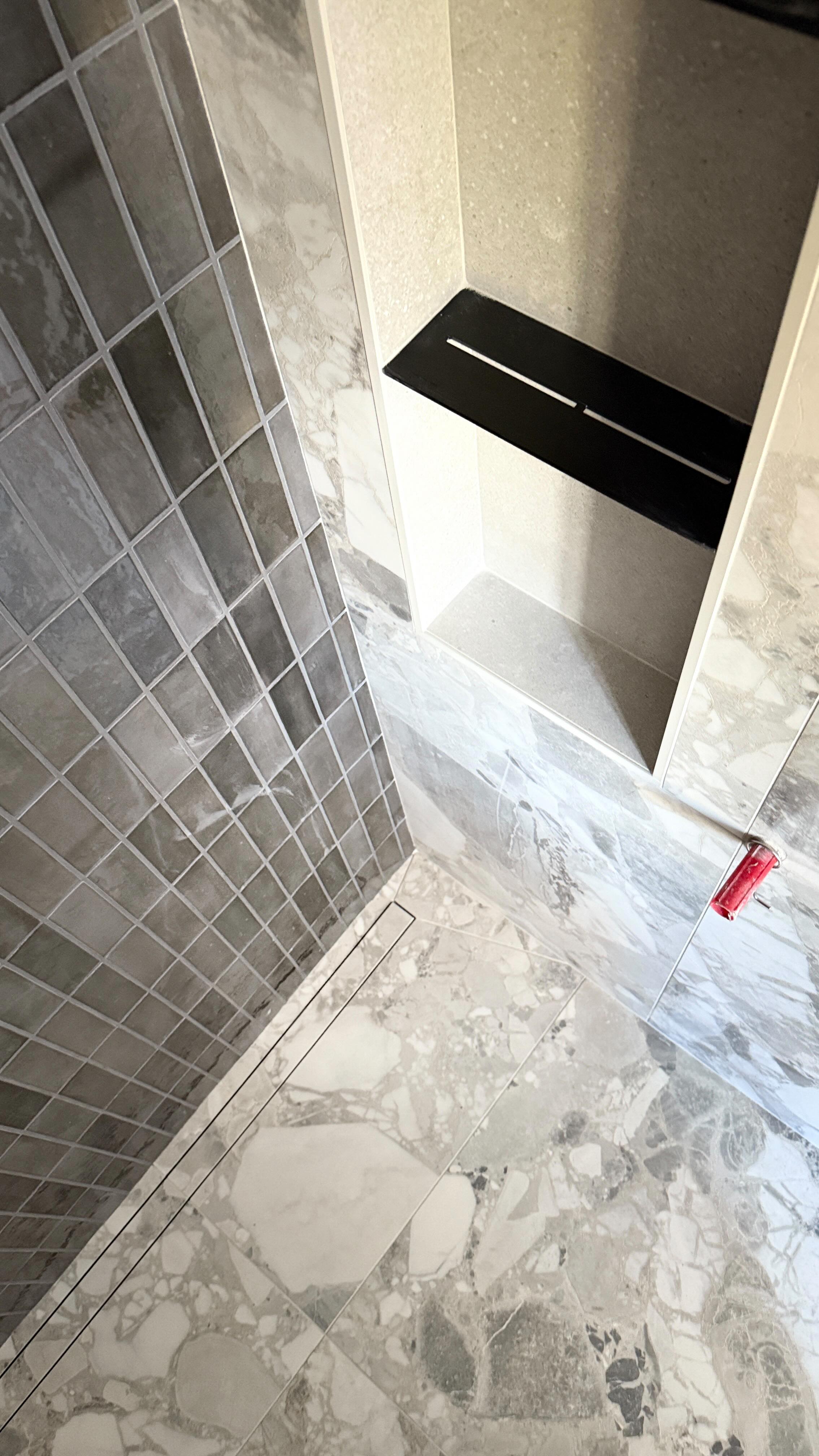 Sous la poussière, l’art se construit. 🖤🤍✨
C’est beaucoup de travail, mais ça devient si beau!