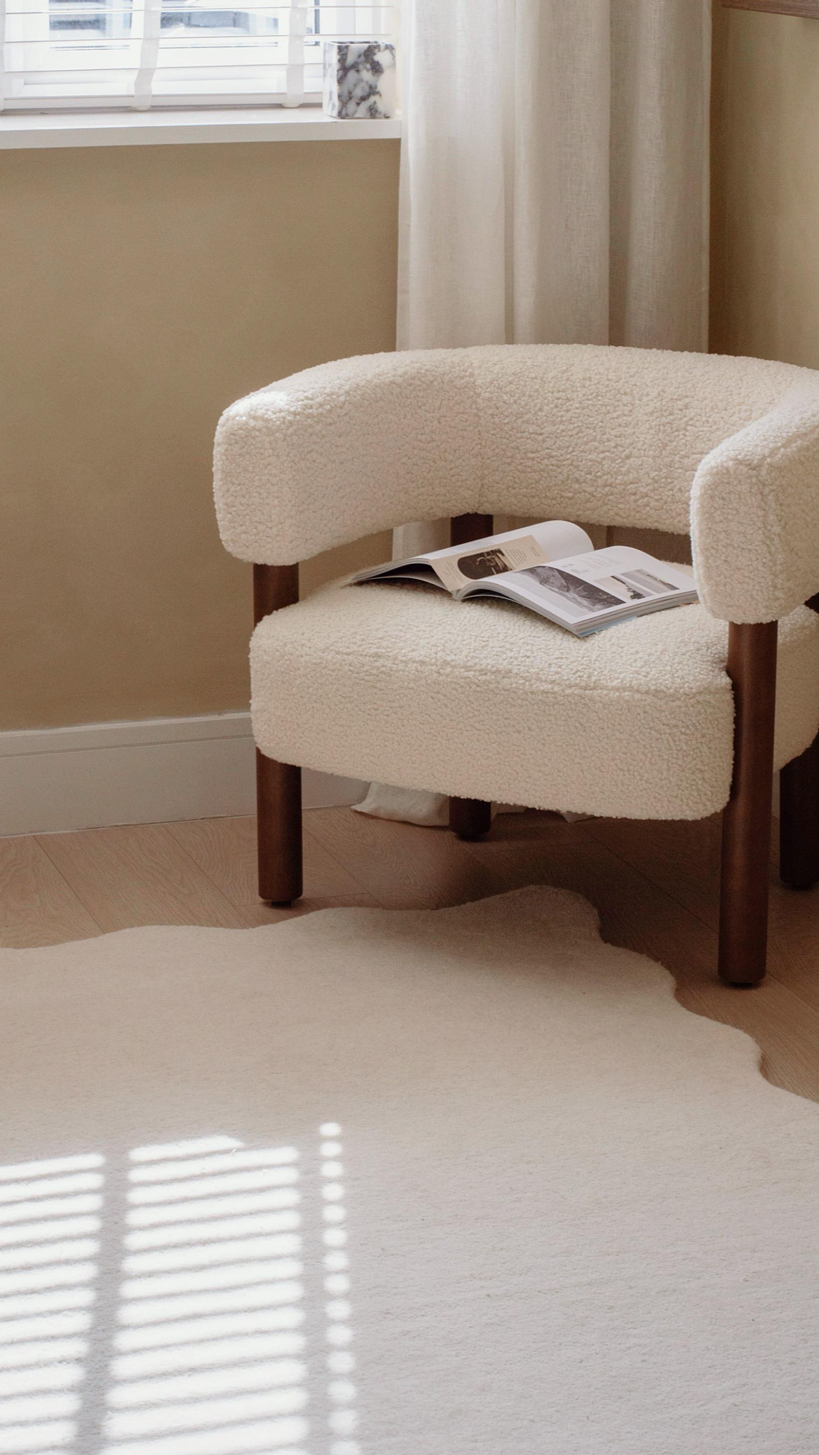 We have to show off this beautiful, CARA Chair by @williamwood again 🤎☁️
It’s so comfy and matches this space effortlessly! It creates the perfect little reading nook and on Sundays it’s the snuggle nook for Cookie and our cats who all end up taking turns or cuddling up to one another in it 🥹
This chair is the perfect combination of quality, dark wood and boucle softness 🤎☁️
Have a lovely, cosy Sunday!
Love,
Nicola & Vicki xx
Previous Pr @williamwood