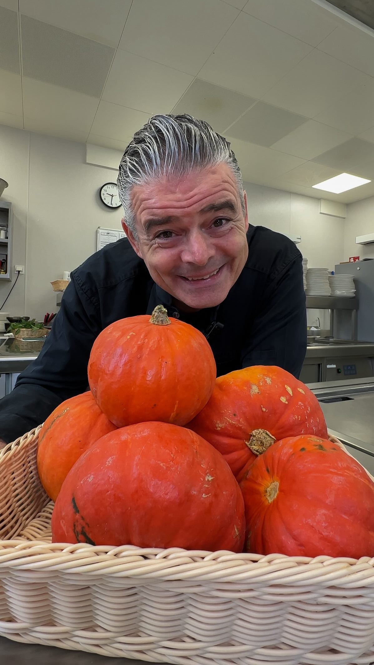 KÜRBISZEIT IST! 🎃 Andi zeigt euch, warum der Hokkaido-Kürbis zu unseren absoluten Herbstlieblingen gehört – kein Schälen, voller Geschmack und vielseitig wie kaum ein anderer. 🍲✨
#SchlossSchönbrunn #Vienna #VisitVienna #VisitSchlossSchönbrunn #kochen
#Joseph2 #Kochtipps #Restaurant #RestaurantWien #Wien #Vienna #FoodGuideVienna #Foodguide #WienerKüche