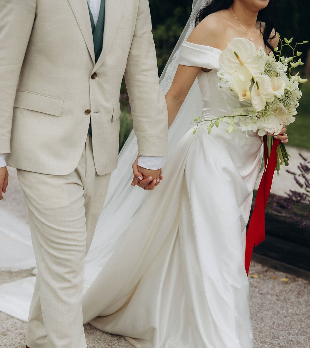 Anička & Kuba a jejich dokonalá svatba ve @stodolaborohradek 💍
Trochu jiná, než jste u nás zvyklí a o to víc nás bavila. Červené tóny, vietnamské klobouky a lampiony všude kolem. ♥️
📷 @ivanguyen_archives