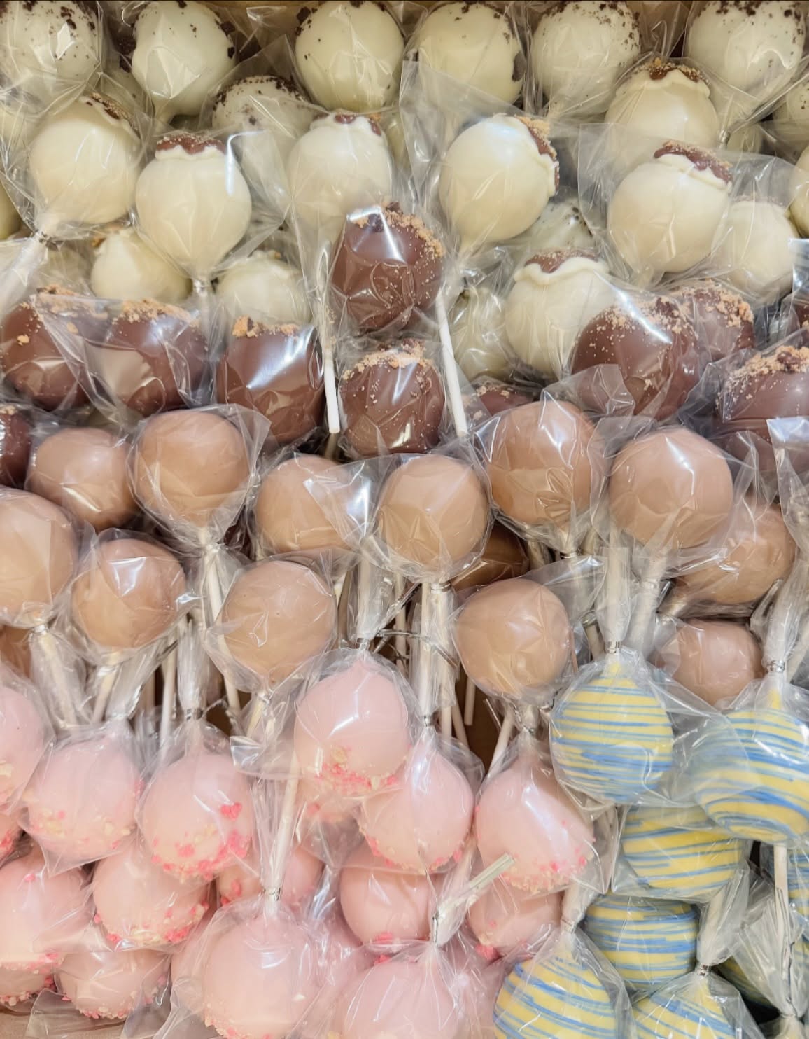 WHOLESALE•WHOLESALE•WHOLESALE!! 🤤🩷
Hundreds of pops out for distribution! From specialty flavors to custom color choices- this order has it all. Want to become a wholesaler? Email gi@thesweetsideofgi.com 📧
•
•
•
#wholesale #cakepops #dessertsnj #njbaker #explorepage #inspo #share