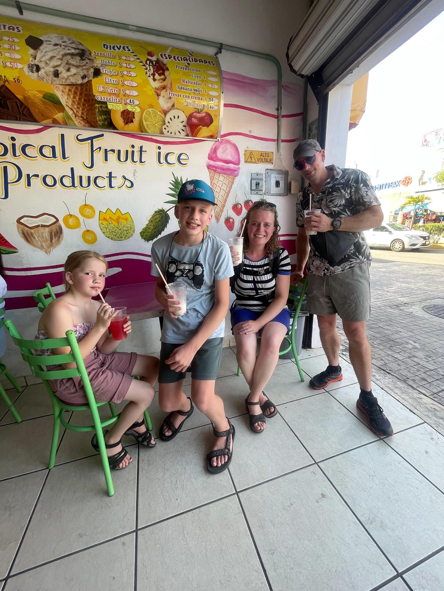 🍽️☀️ From delicious dishes to tropical drinks and sweet desserts, there’s no better way to enjoy Playa del Carmen than sharing it all with family. Every bite comes with a smile and a memory to keep. ❤️🌴 #PlayaDelCarmen #FamilyTime #FoodieParadise