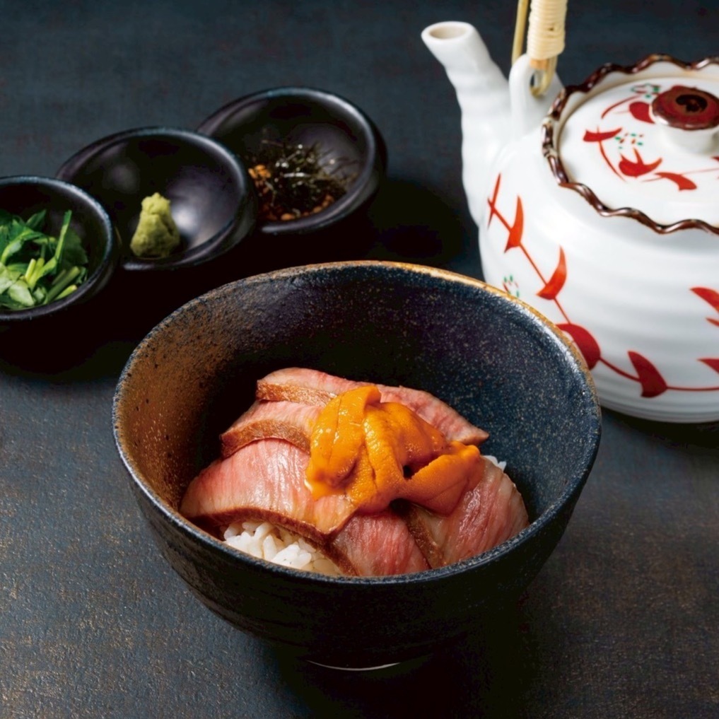 六本木で本物の和食を体験。行列の絶えなかった黒毛和牛ひつまぶしが復活。
『御曹司 松六家』は、厳選された高級食材を用い、熟練の職人が手掛ける和食を提供。
名物・黒毛和牛のひつまぶしは、素材本来の旨味を最大限に引き出します。
接待・会食・デートすべてにふさわしい、六本木を代表する和の名店です。
一皿ごとに込められた職人の技と心配りが、豊かな食事体験を提供◎
当日のご予約は、お電話からお気軽にお問い合わせください。
◆ 人気メニューのご紹介 ◆
〈コース〉
【松六家会席】
松六家名物 黒毛和牛のひつまぶしを堪能できる全7品(2時間滞在可能)14,500円(税込)
〈料理〉
のどぐろ炭火焼き 一尾 14,000円~
特撰!鶏の水炊き鍋 5,000円
A5ランク 黒毛和牛炭火焼き ランプ 100ℊ 7,000円
〈ランチ〉
1日限定10食!「極上黒毛和牛ひつまぶし御膳」 3,800円
※詳細は食べログをご覧ください。
◆ ご予約はお早めに ◆
接待や会食、記念日など大切な時間を過ごす場所だからこそ、早めのご予約がおすすめです。
個室の種類もご相談いただけますので、ご希望がございましたらお気軽にお問い合わせください。
◆ アクセス・営業時間などの基本情報 ◆
店名:御曹司 松六家(おんぞうし まつろくや)
住所:東京都港区六本木4-10-2荒川ビル1F
アクセス:六本木駅 徒歩1分(一本路地を入った静かな立地)
営業時間:
【ディナー】17:00~22:30
定休日:日曜
六本木で上質な和の時間を、御曹司 松六家で。
皆さまのご来店を心よりお待ちしております。
◆ Basic information such as access and business hours ◆
Name: Onzoushi Matsurokuya
Address: Arakawa Bldg. 1F, 4-10-2 Roppongi, Minato-ku, Tokyo
Access: 1 minute walk from Roppongi Station (quiet location down an alley)
Business hours:
【Dinner】 17:00-22:00
Closed: Sunday
For a quality Japanese experience in Roppongi, come to Goseiji Matsurokuya.
We look forward to serving you all.
롯폰기에서 고급스러운 일본식 시간을 저희 가게에서.
여러분의 방문을 진심으로 기다리고 있습니다.