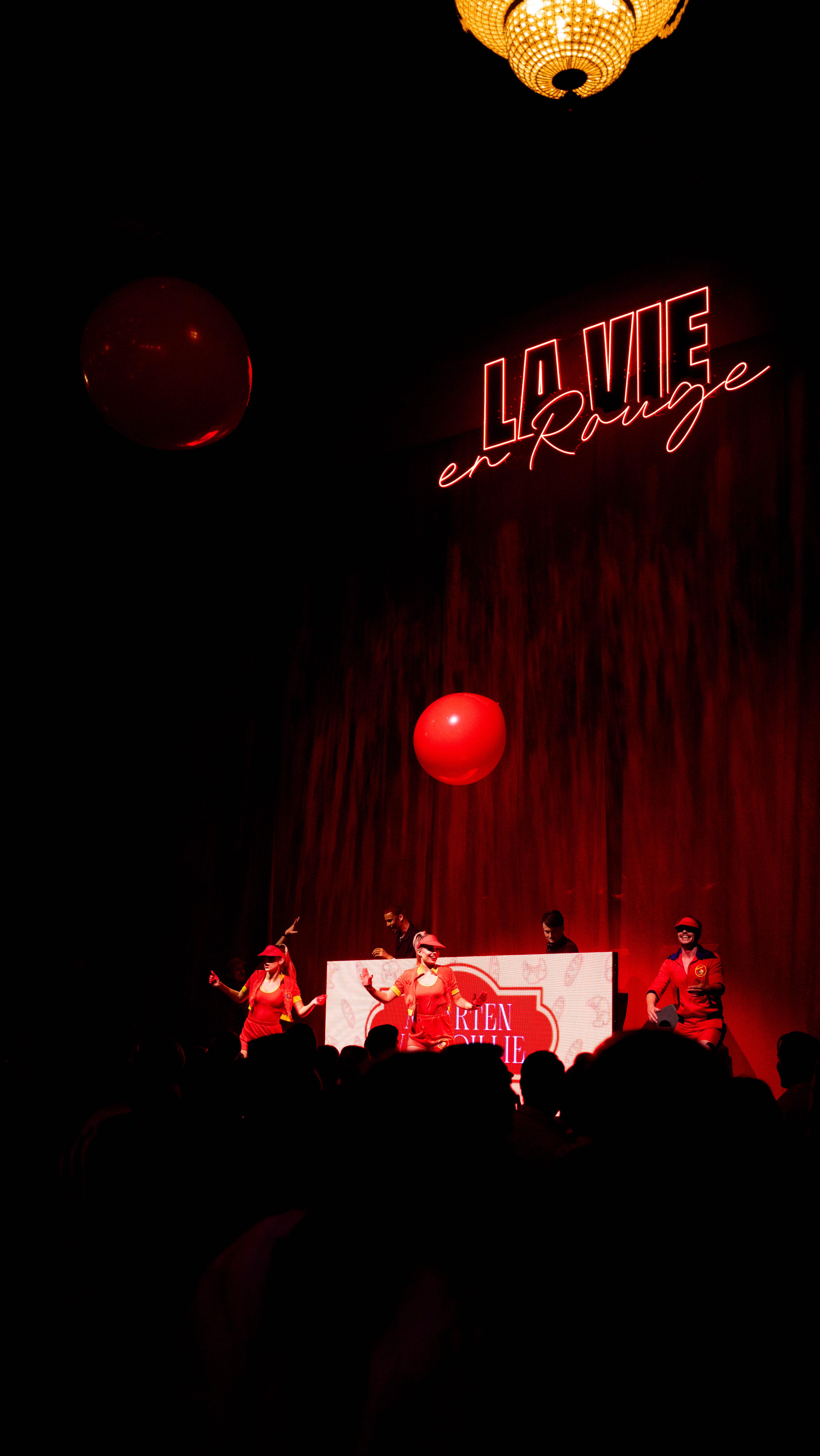 Feeling ❤️❤️ after entertaining the @dpgmediabe staff at their party @antwerp.expo
#entertainment #showcase #antwerpexpo #dpgmedia #dancer #dance #makeup #aerial #costume #hello #welcome #hospitality
📹 @matisybertz