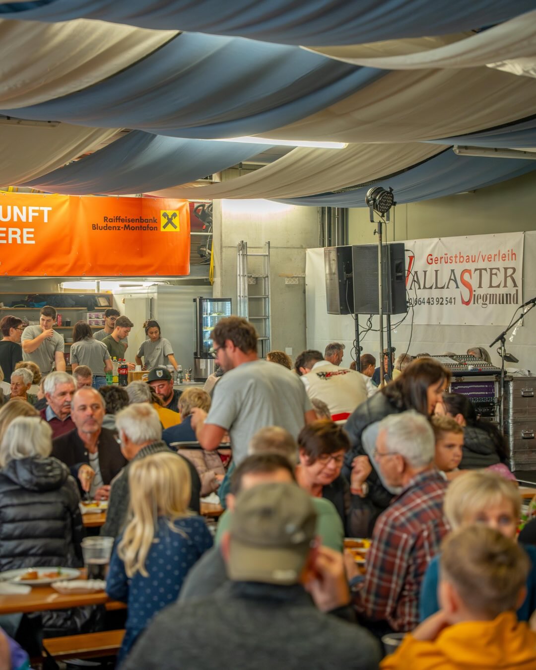Was für ein Wochenende! 🍂 Drei Tage voller Stimmung, Musik, gutem Essen und bester Gesellschaft!
Ein riesengroßes Dankeschön an alle, die vorbeigeschaut, mitgefeiert, getanzt und gelacht haben. Ihr habt das Fest zu etwas ganz Besonderem gemacht!
Ein ebenso herzliches Danke an alle Musikerinnen und Musiker für die großartige musikalische Begleitung – ohne euch wäre die Stimmung nur halb so gut gewesen! 🎶
Und natürlich ein großes Lob und Dankeschön an das gesamte Feuerwehr-Team Bartholomäberg für die Organisation, den Einsatz und die viele Arbeit im Hintergrund.
Solche Momente zeigen, was Gemeinschaft wirklich bedeutet - Zemma fäschta isch halt efach am schönsta! 🔥🍻
#FeuerwehrBartholomäberg #Herbstfest #Montafon #Gemeinschaft #Feuerwehrfest #Feuerwehr #Bartholomäberg #Feuerwehrleben #Feuerwehrliebe #Musikverein #Dorfleben #Ehrenamt #Danke #Feuerwehrkameradschaft #Festwochenende #Zsamma #MontafonErleben #FeiernImMontafon #FeuerwehrVorarlberg #Tradition #Heimatliebe #FeuerwehrEvents #Feuerwehrfest2025 #FeuerwehrFreunde #Feuerwehrfamilie