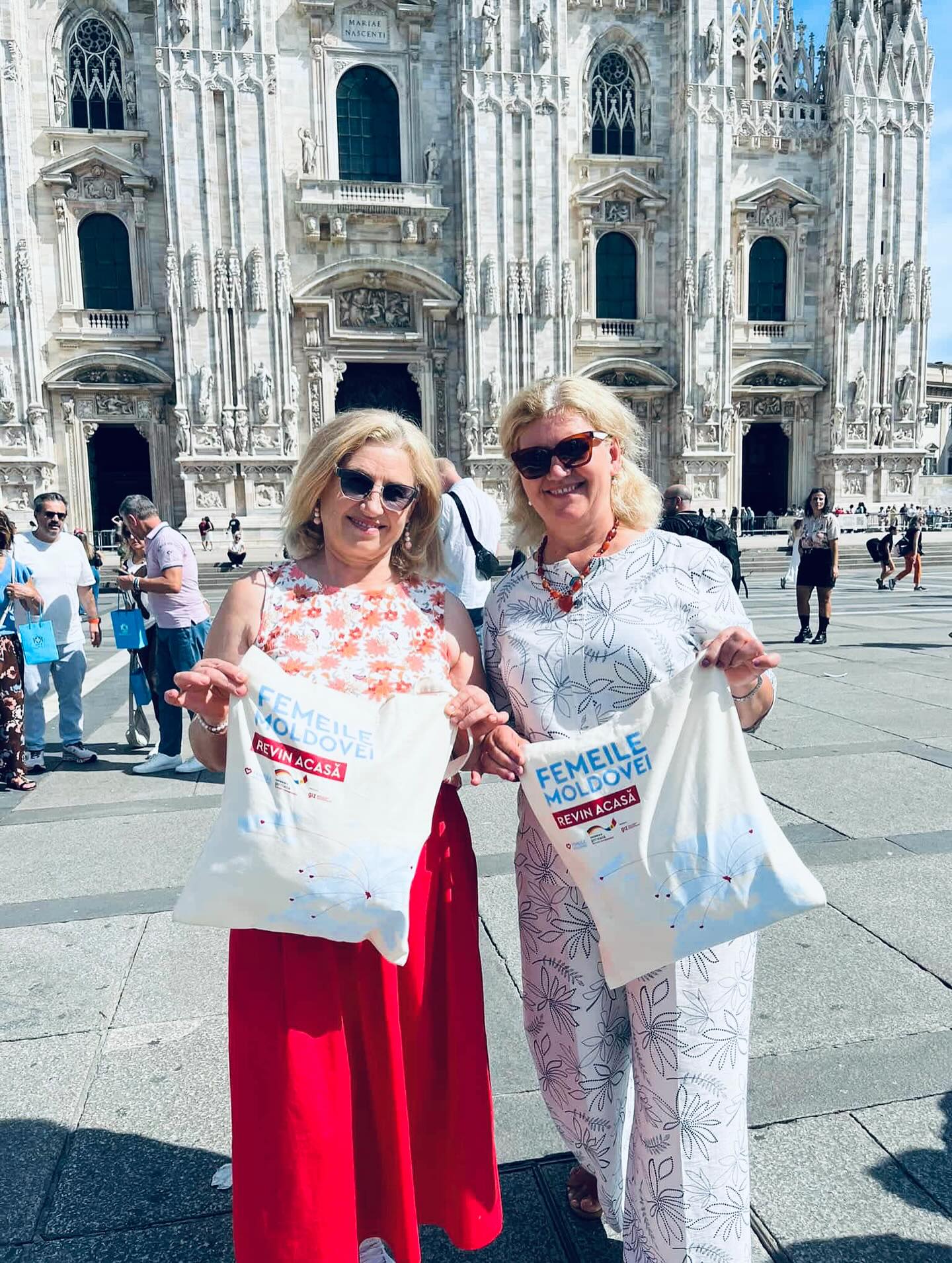 ✨ Femeile Moldovei în jurul lumii! 🌍🇲🇩
Oriunde te-ai afla – la Paris, Roma, Londra, Toronto sau chiar acasă, în satul tău drag – vrem să te vedem! ❤️
📸 Trimite-ne o poză și arată lumii frumusețea, puterea și inspirația Femeilor Moldovei!
Fii parte din povestea noastră comună – „Femeile Moldovei”, o comunitate care unește femei de pretutindeni prin mândrie, curaj și visuri.
👇 Lasă poza ta în comentarii sau trimite-ne un mesaj privat!
Hai să arătăm împreună cât de departe ajunge sufletul moldovenesc! 💖
Mulțumim doamnei Ana Banari și doamnei Ludmila pentru pozele de la Duomo, Milano! ♥️
#FemeileMoldovei #MoldovenceÎnLume #PovesteaNoastră #FemeiCareInspiră #MândrăCăSuntMoldoveancă #femeilemoldoveicareinspiră