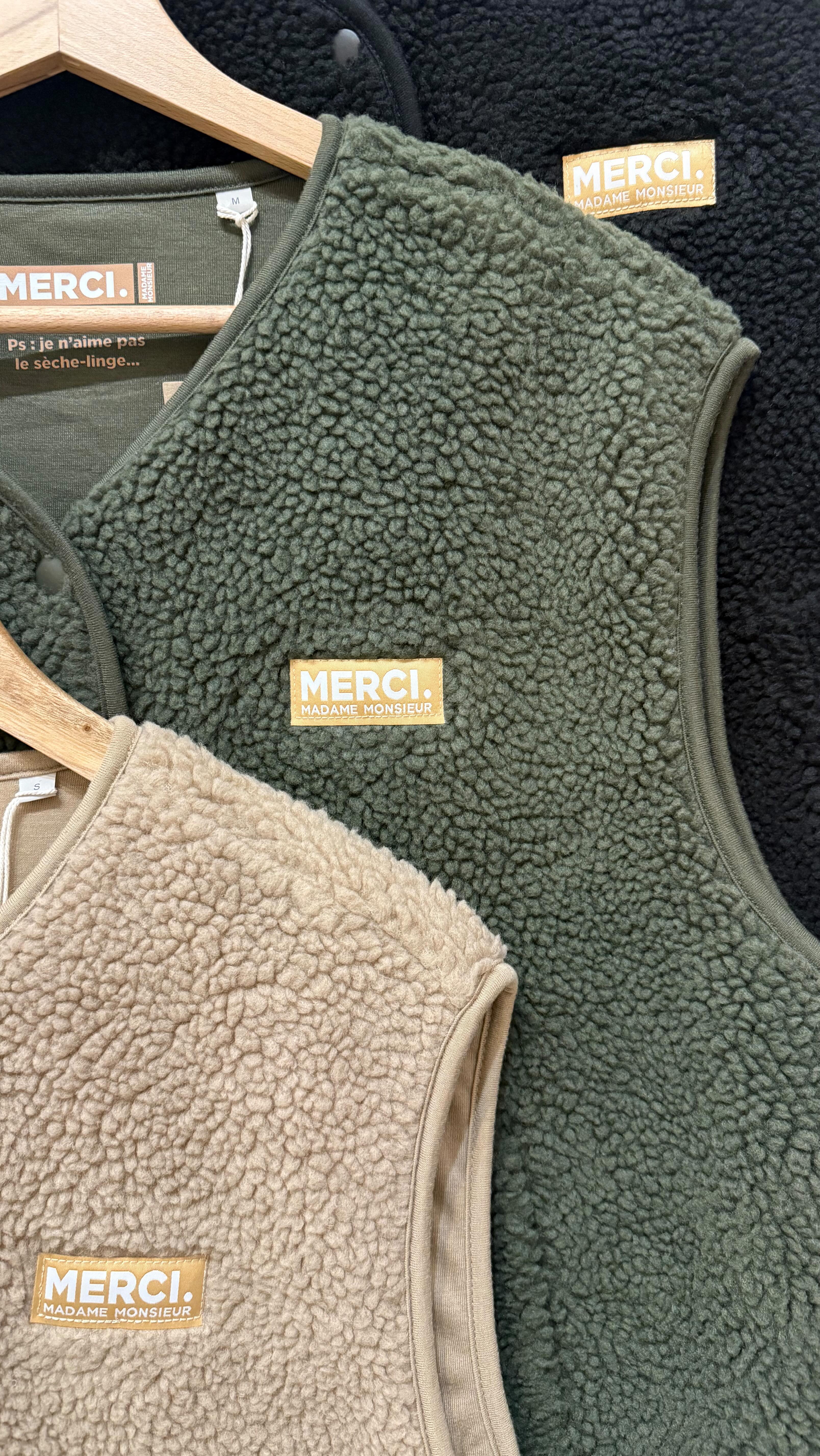 🍂 Outfit November – by Merci Madame Monsieur®
Le froid s’installe, la Sherpa aussi. ❄️
100% douceur, 100% recyclée ♻️
Disponible du XS au XL, en beige, kaki ou noir.
L’indispensable de novembre, à superposer sans modération 🌿
💬 Dis-nous ta couleur préférée en commentaire !
#OutfitNovember #MerciMadameMonsieur #ModeResponsable #LookdAutomne #SherpaVibes #Ecofashion #MadeWithCare #slowfashion