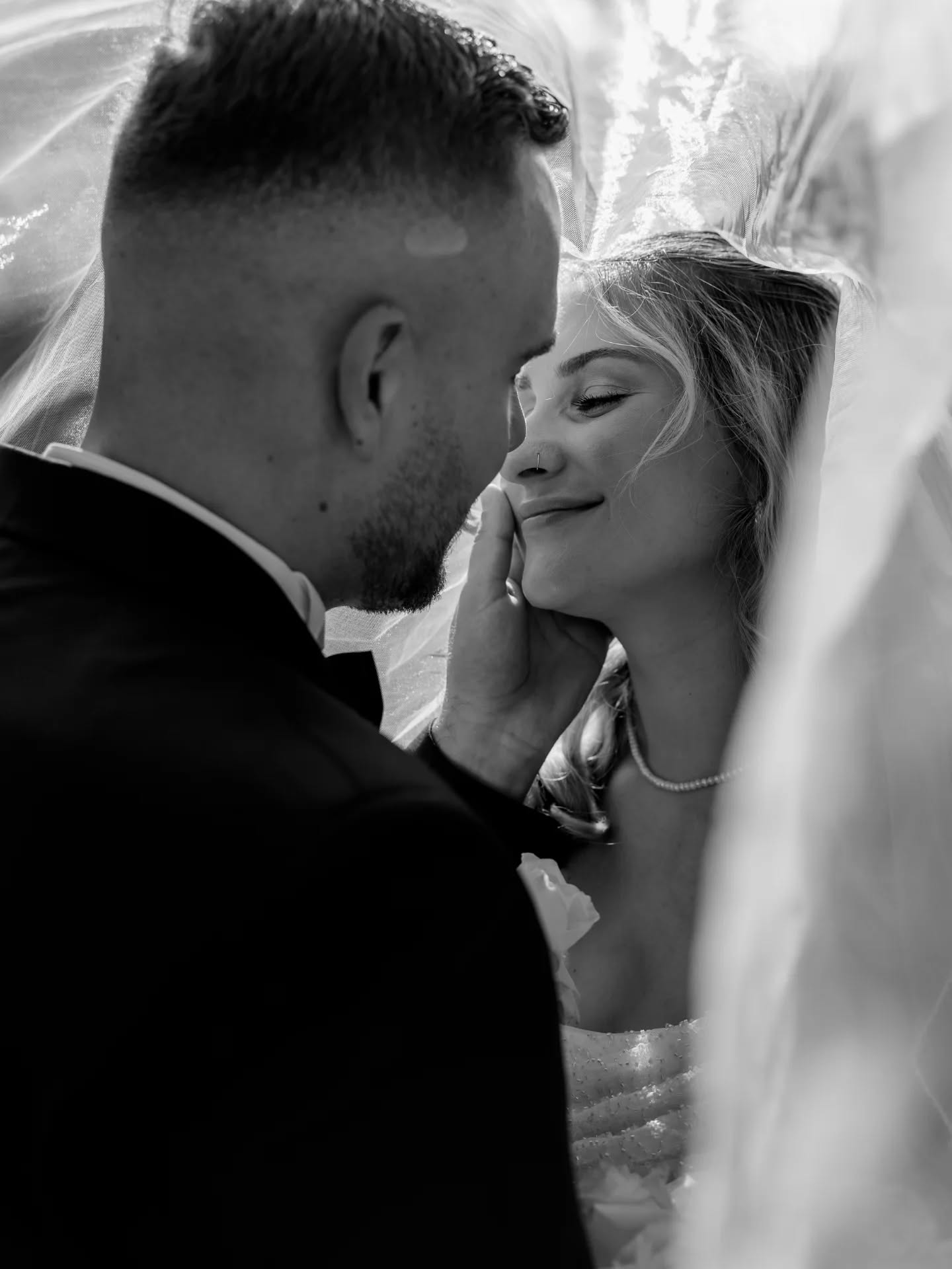 Unter dem Schleier beginnt die Magie ✨ zeitlos festgehalten in Schwarz-Weiß - pure Eleganz 👰
#pfalzhochzeit #paarfotografie #heirateninösterreich #heirateninderpfalz #baddürkheim #heiraten2026 #hochzeit2026 #hochzeit