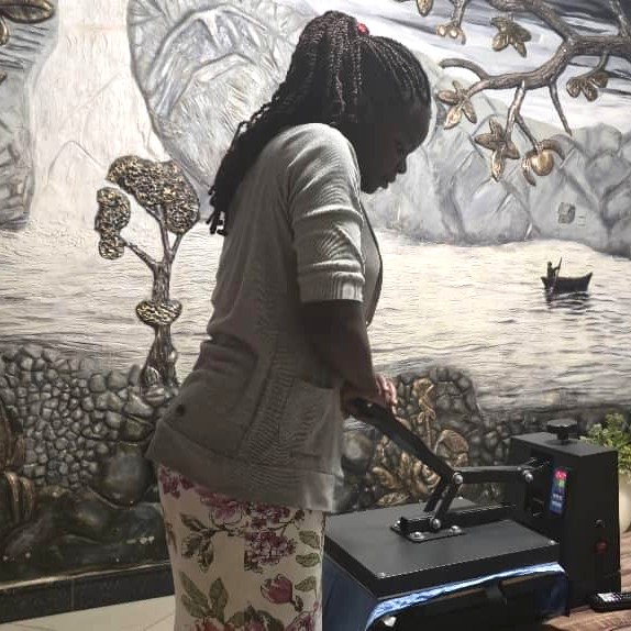 Before the Ultimate Frisbee game, Denise in Kisubi applied heat-transfer vinyl to the bibs for the Bright Parents Nursery & Primary School (BPNPS) team.
This project was part of the Kisubi Youth Time Initiative (KYTI), powered by Youth TimeBanking (YTB), where young people exchange time, energy, and skills to bring community ideas to life.