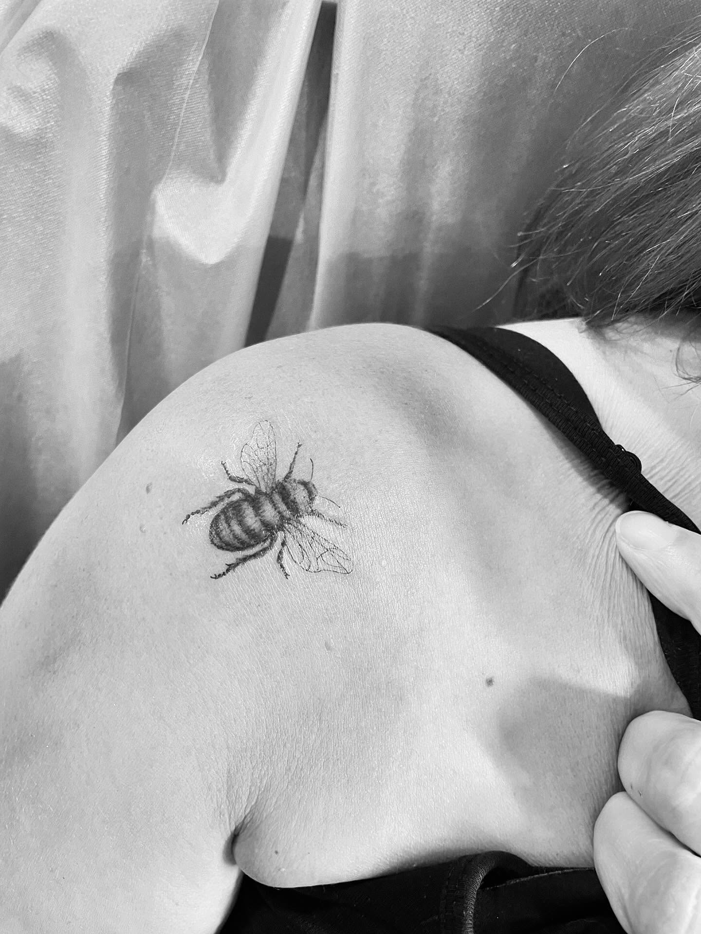 Little 🐝
#ottawa #tattoo #ottawatattoo #fineline #beetattoo