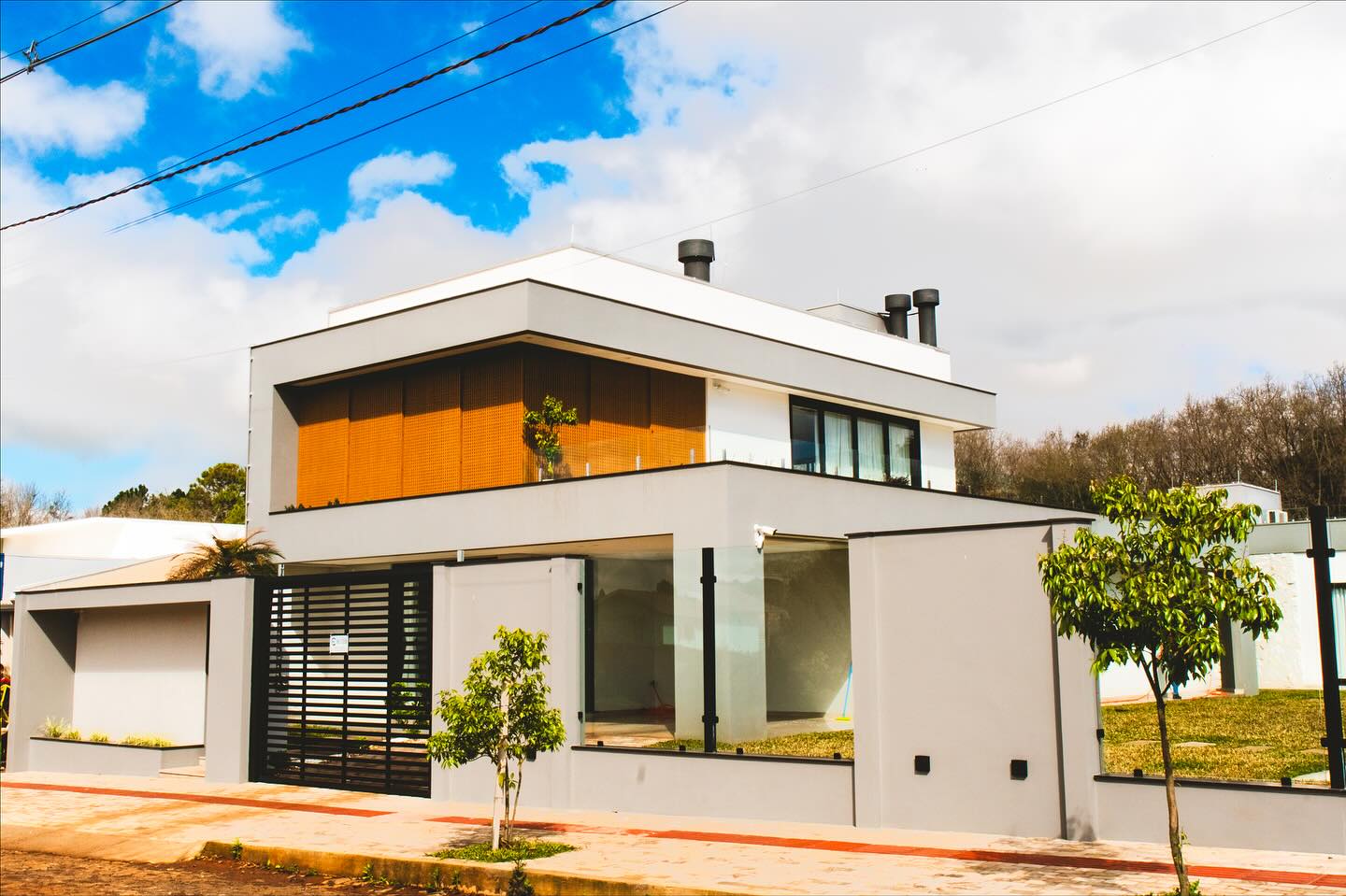 Arquitetura que inspira, execução que impressiona. ✔️
Nesta obra, além das aberturas em alumínio preto, o destaque fica por conta do brise de correr em muxarabi amadeirado, que além de conferir identidade e sofisticação à fachada, permite controle de luminosidade e ventilação natural, equilibrando conforto e privacidade.
Completando o conjunto, guarda-corpos com fixação em bottons e torres em inox, combinam segurança estrutural e transparência visual para um resultado limpo e moderno.
Cada detalhe foi pensado para entregar o padrão de qualidade Vitral, onde estética e funcionalidade caminham lado a lado.
Há mais de 23 anos entregando sonhos 💙
#vitral #obra #arquitetura #construção #vidro #esquadriasdealuminio #alumínio #obraentregue