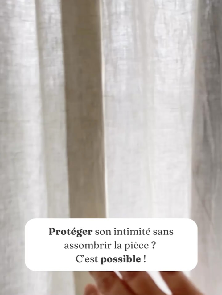Un vis-à-vis gênant… mais l’envie de garder la lumière naturelle ☀️.
Ma solution : des rideaux en lin écru.
Légers et lumineux, ils filtrent la lumière tout en préservant l’intimité.
Le résultat : une ambiance douce, apaisante, baignée de lumière — sans perte de luminosité.
#rideauxenlin #linécru #linblancasse #rideausurmesure #décoluminueuse #maisonchaleureuse #mesrideaux #décorationintérieure #bienchezsoi #architectedinterieur #design #qualité #service #mesrideaux