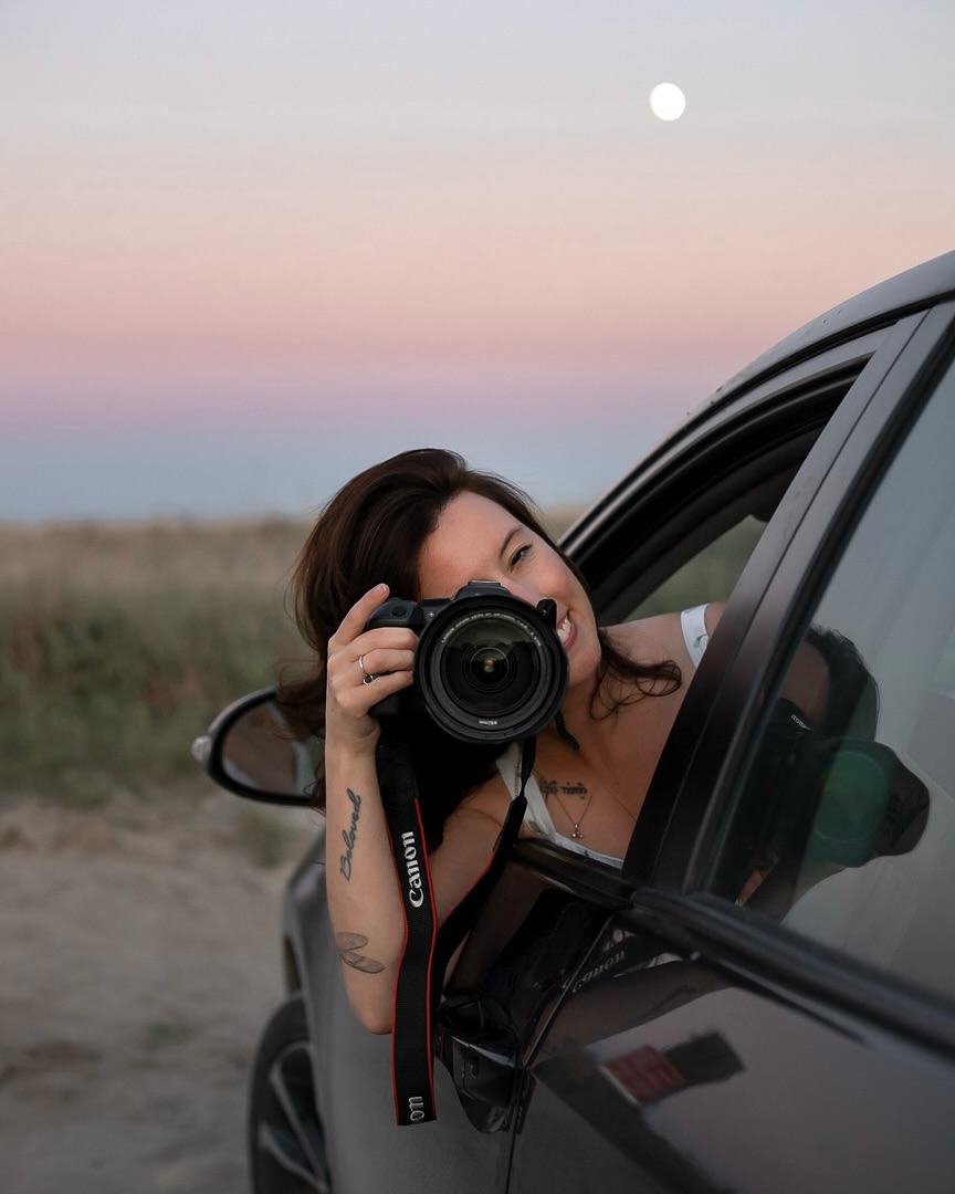 Hey there! I’m Caroline —> pet photographer, dog mom to Birdie and Hennessy, book lover, and fall enthusiast (well, the beginning of it anyway. The cold part? Not so much). Surf season’s wrapping up for me and soon I’ll be trading waves for wood stove nights and good reads. Got any book recommendations?
PS golden hour this time of year is MAGICAL. It’s the perfect time to book a cozy fall session 🧡 🐾
#novascotia#novascotiaphotographer#novascotiaphotography#petphotographer#petphotography#lifestyle#goldenhour#canon#ns#lifestylephotographer#dogphotography#petportrait