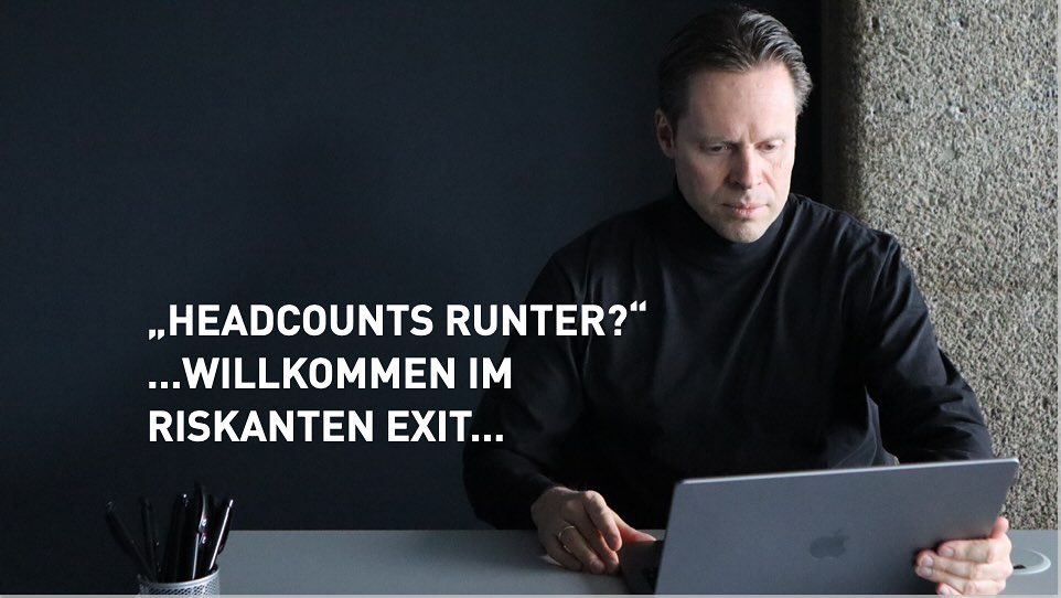 „𝐇𝐞𝐚𝐝𝐜𝐨𝐮𝐧𝐭𝐬 𝐫𝐮𝐧𝐭𝐞𝐫?“…𝐰𝐢𝐥𝐥𝐤𝐨𝐦𝐦𝐞𝐧 𝐢𝐦 𝐫𝐢𝐬𝐤𝐚𝐧𝐭𝐞𝐧 𝐄𝐱𝐢𝐭…
Was Entscheider:innen bedenken sollten:
📌 Das Gewinnen und Aufbauen eines Teams kommt oftmals ungleich teurer, als ein bestehendes Team zu pflegen und weiterzuentwickeln.
📌 Ja, trennen Sie sich von Mitarbeiter:innen, die nicht (mehr) zu Ihrem Unternehmen passen. Denn es gibt für Teams – außer schlechten Führungskräften – kaum einen größeren Demotivationstreiber, als Team Members, die auf Kosten anderer vor sich hinwerkeln und das Trittbrettfahren zelebrieren.
📌 Aber nützen Sie die aktuellen Rahmenbedingungen: Holen Sie sich gerade jetzt Verstärkung ins Boot: Team Members, die Kompetenzen haben, die Ihnen fehlen (werden). Oder Backups für kritische Positionen, deren Ausfall- oder Engpassrisiko Ihnen vielleicht schlaflose Nächte bereitet.
📌 Stellen Sie sich regelmäßig zentrale Fragen der HR: Welche Kompetenzen sichern unsere Differenzierung? Welche veralten - und wie entwickeln wir zielgerichtet weiter? Wo können wir intern mobilisieren, statt extern zu ersetzen?
Zukunft entsteht nicht aus Reduktion, sondern aus gerichteter Entwicklung. Wer heute über Headcount spricht, sollte gleichzeitig über Skill Density reden, der Dichte relevanter Fähigkeiten im Team…
#leadership #hr #ceo #strategie #change