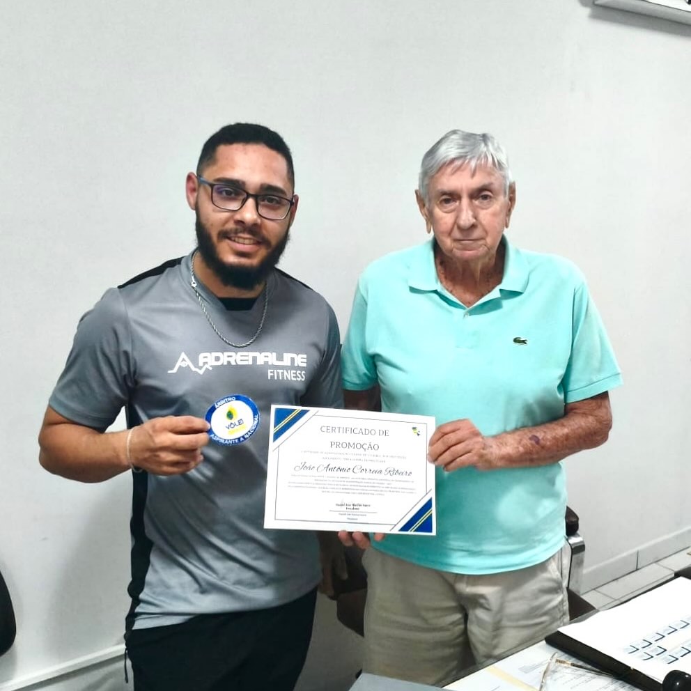 O árbitro João Antônio Correia Ribeiro alcançou um marco significativo em sua carreira, sendo promovido a Aspirante Nacional! O certificado foi entregue pelo nosso presidente da Entidade de Administração Goiana de Voleibol (EAGV), reconhecendo seu talento e dedicação.
Parabéns, João Antônio! Que esta seja a primeira de muitas conquistas em nível nacional. O voleibol goiano te aplaude!
#aspiranteanacional #arbitro #voleibol #vôlei #promoçao #goiânia #goiás
