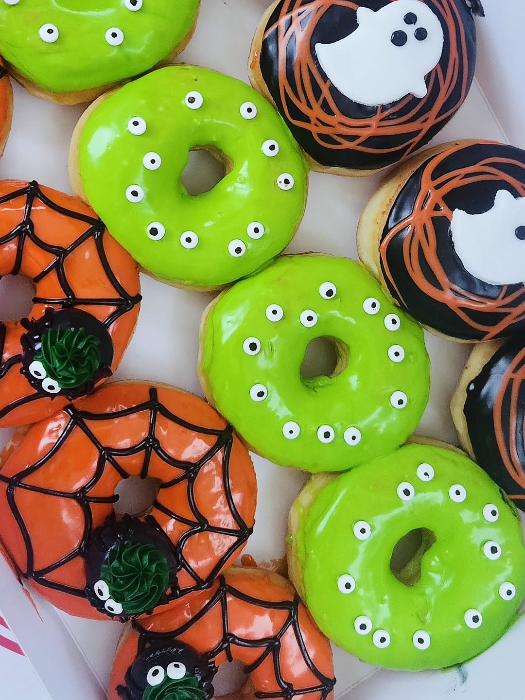 Spooky season is right around the corner! 👻 Add custom @glazedonuts to any Halloween movie night and bring some sweet themed treats to the party 🎃
Very limited October dates remaining, act fast and reserve your Halloween movie night date today! 📅