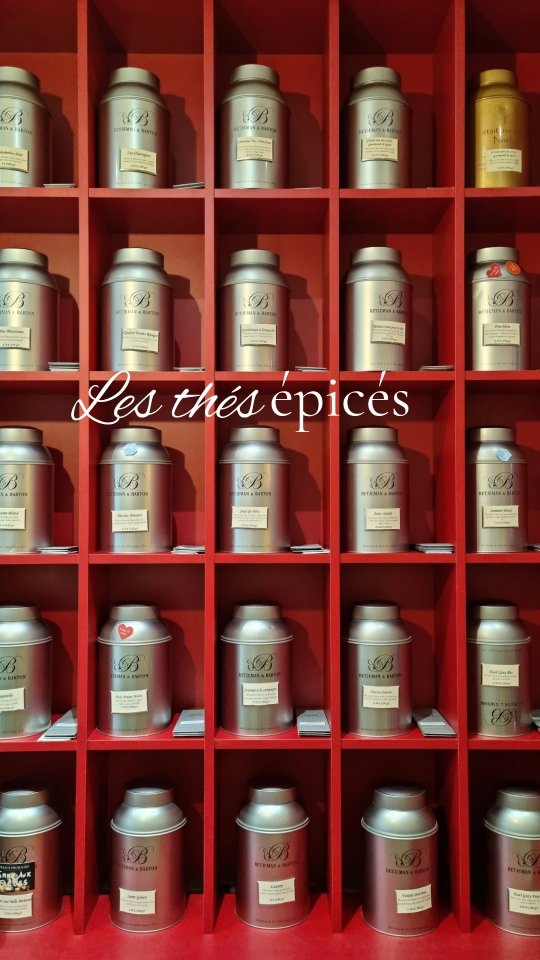 🫚 LES ÉPICES DANS LE THÉ, VOUS AIMEZ ? 🫖
Team frileux.ses ? Ces thés sont faits pour vous 🧣
Quand les températures chutent, ce sont les épices qui prennent soin de nous 🔥
Elles viennent réchauffer notre organisme, stimuler la digestion, et cocooner notre petit bidou 💛
Je vous emmène à la découverte de mes thés les plus épicés du moment :
✨ Le Mien : un thé vert vif et solaire, mariant citron, pamplemousse, cannelle et une pointe de piment. Une véritable caresse énergisante pour le corps et l’esprit.
🌼 Le Bonheur vous va si bien : un wulong doux et doré, façon golden latte des yogis, avec curcuma, noix de coco et miel. Douceur et lumière dans la tasse.
🌰 Journée à la Campagne : un thé noir moelleux et réconfortant, aux notes de cannelle, d’orange et de châtaigne. L’automne dans toute sa tendresse.
🔥 Miss Ginger : un thé vert au gingembre bien poivré, tonique et réchauffant, parfait pour traverser les journées froides avec entrain !
Alors, quel.s thé.s fera vibrer votre automne/hiver ? 🔥🍁❄️
#théépicé #épices #thés #automne #hiver #betjemanandbarton #boutiquedetours #tours #toursmaville #teatime #tealover #réconfort #lespepitesdedelphine