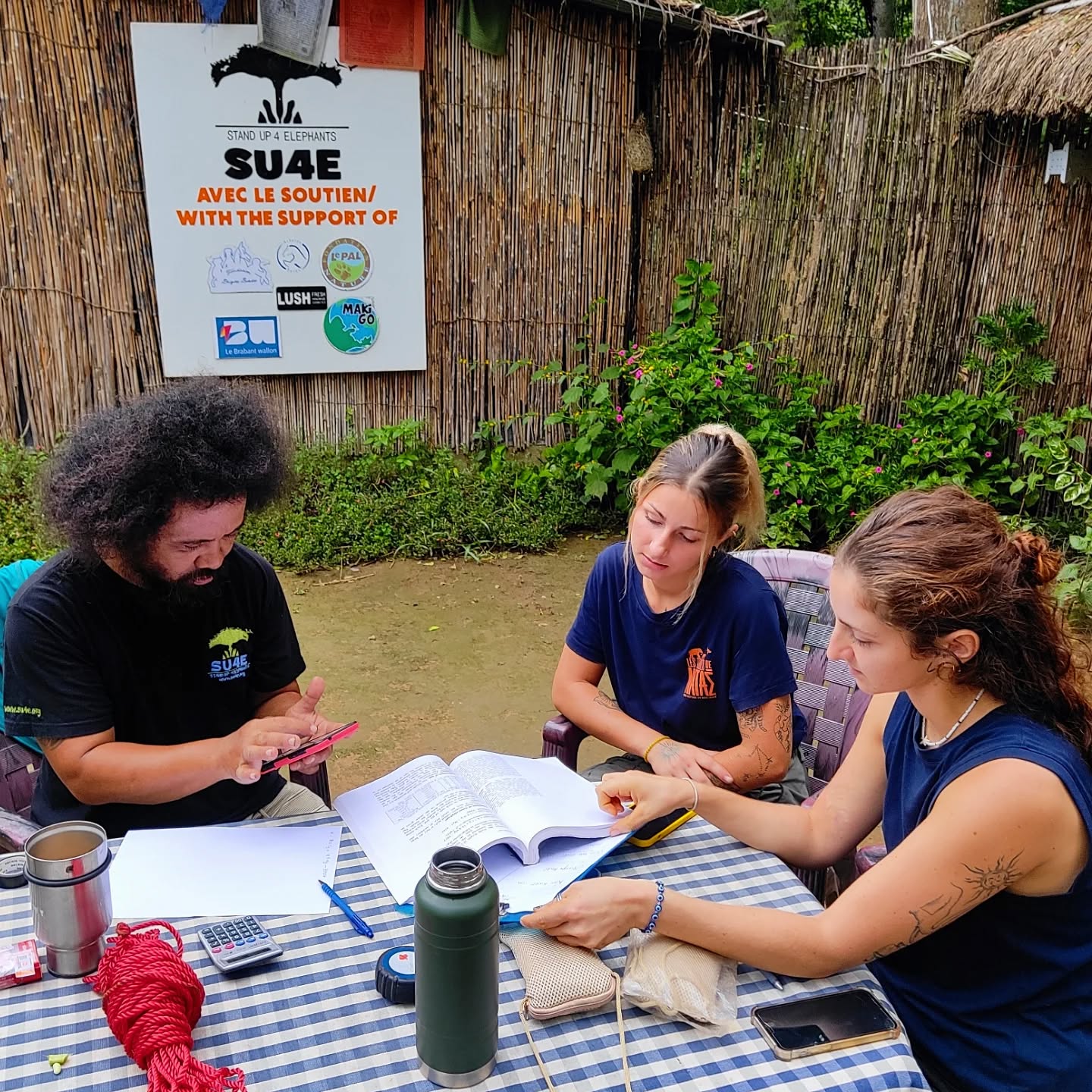🇫🇷 Merci infiniment Anna et Camille !
Pendant presque un mois, ces deux incroyables personnes ont travaillé sans relâche pour aider Stand Up 4 Elephants 💪🐘
Anna était déjà venue l’année dernière, et nous avons été si heureux de la revoir parmi nous 💚
Leur aide, leur énergie et leur bienveillance ont été précieuses pour nos éléphants et pour toute l’équipe !
Un immense merci également à Les Terres de Natae pour avoir sponsorisé leur voyage et rendu cette belle collaboration possible
Ce partenariat est inestimable et nous en sommes profondément reconnaissants.
Trunks up à vous deux, Anna et Camille ! 🙏🐘💚
🇬🇧 A huge thank you to Anna and Camille!
For almost a month, these two amazing people worked tirelessly to support Stand Up 4 Elephants 💪🐘
Anna had already come to help us a year ago, and we were so happy to see her back 💚
Their dedication, energy, and kindness meant a lot to both our elephants and our team!
A very special thank you to Les Terres de Natae for sponsoring their trip and making this collaboration possible 🌍💫
This partnership is truly priceless, and we are deeply grateful.
Trunks up to you both, Anna and Camille! 🙏🐘💚
@annamuccci @_cam_grd @lesterresdenatae @korrigansdesterresdenatae @bhoteykalakaar