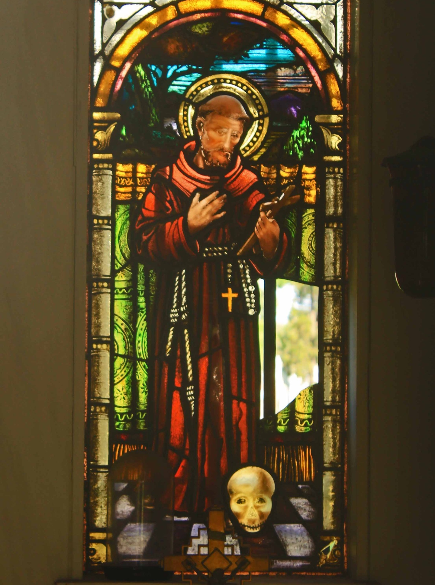 St. Adalbert Cemetery, Niles, IL
Beautiful stained glass window in a mausoleum. I wouldn't have looked at it twice except for the skull/alien looking thing at his feet.... very strange!
#cemetery_photography #cemeteryphotos #cemeteryscapes #cemeteryscene #cemeterystrolls #cemeteryphotographer #cemeterytravels #illinoiscemeteries #uniquememorials #mausoleumstainedglass #stainedglass #cemeterystainedglass #chicagocemeteryphotography #chicagocemeterycrawlers #tombstonetravels #taphophile #stadalbertcemetery #nilesillinois