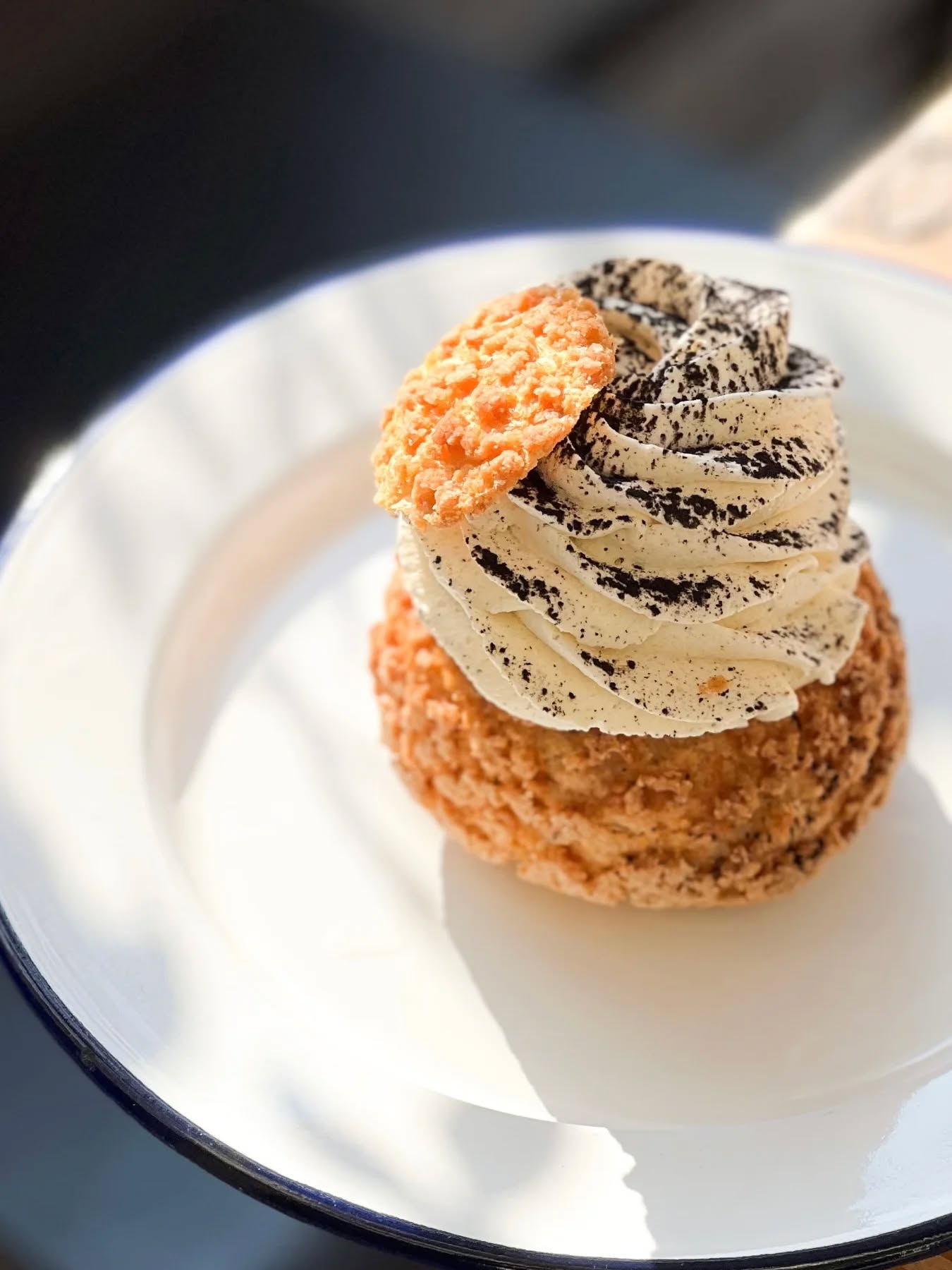 DerniĂšre semaine pour le chou du moment
Le Chouramisu Speculoos !
Pate a chou craquelin
Creme tiramisu
Croustillant speculoos
Avez vous craqué ?
#food #tiramisu #chou #choudumoment #jonathanlepatissier
Photo by @k_rolight_food