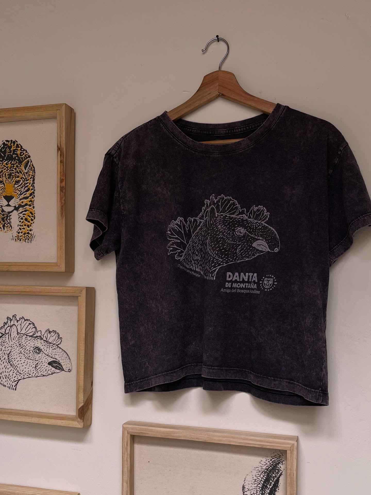 Hay territorios que no se conquistan: se respetan.
Hay fuerzas que no se dominan: se honran.
Y hay historias que no pueden quedar en silencio: se llevan puestas.
Desde las montañas nevadas hasta la selva más profunda, Colombia guarda una riqueza que el mundo entero admira: vida que late en cada rincón. Esa vida es la que nos inspira a crear.
Nuestras camisetas no son simples prendas. Son banderas de la tierra, hechas a mano en serigrafía artesanal y pensadas para quienes creen que la naturaleza no es un recurso… es un hogar.
🔥 Ilustraciones originales de especies y ecosistemas colombianos
🔥 Tintas a base de agua, producción responsable
🔥 Hechas una a una, sin prisa y con propósito
No seguimos tendencias. Seguimos huellas: las del jaguar, el cóndor, el oso andino.
Defender la vida es un acto cotidiano, empieza por lo que eliges usar.
Únete al movimiento. Viste naturaleza.
👉 Colección disponible ahora
📦 Envíos a todo Colombia
www.latiendadelmonte.com
#DefenderLaMontaña #VísteteConPropósito #SerigrafíaArtesanal