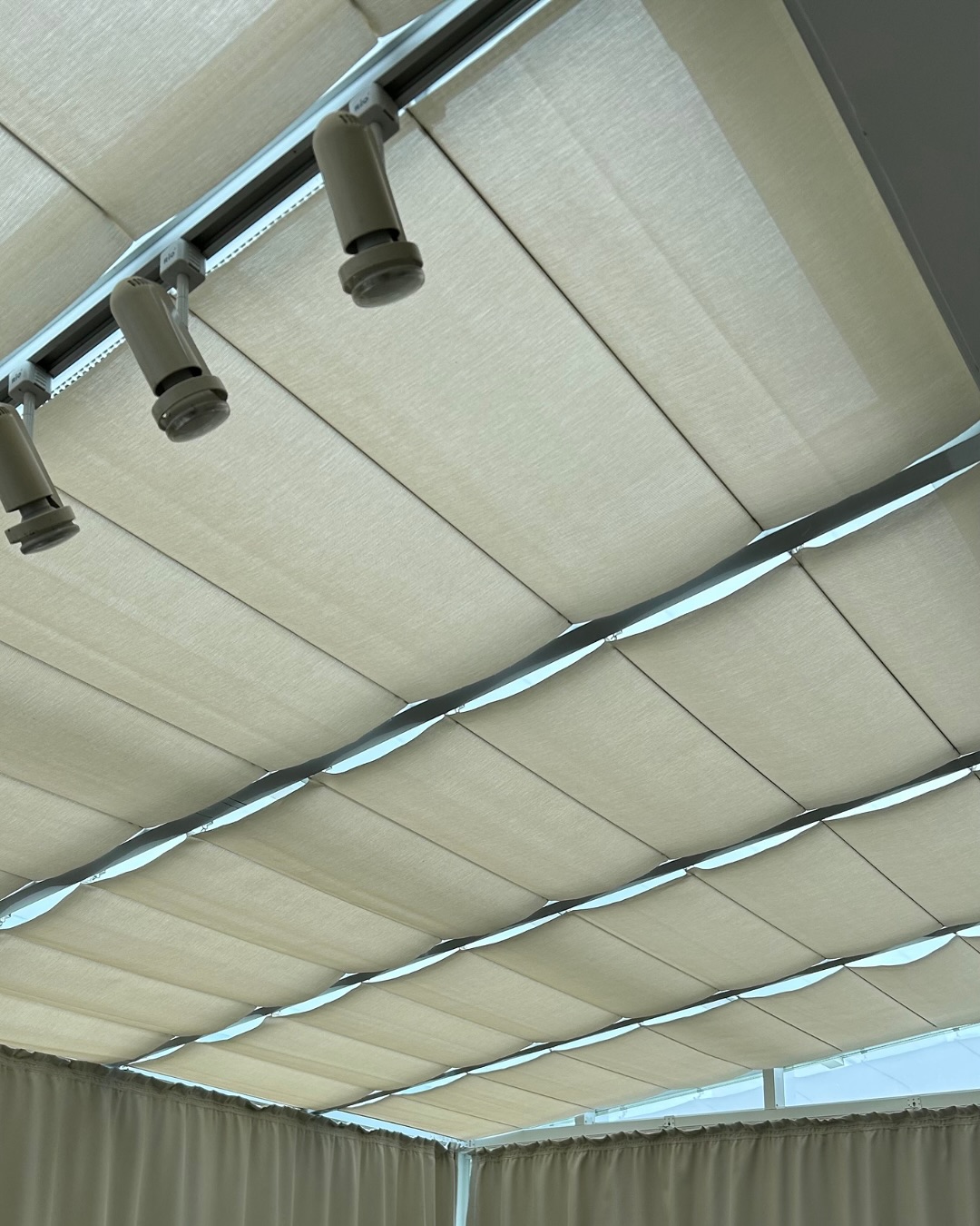 Ambientes com teto de vidro merecem o máximo em conforto e elegância — e o Sistema Romano tensionado para teto é a solução perfeita.
✅ Controle de luminosidade
✅ Proteção térmica
✅ Acionamento manual ou motorizado
✅ Acabamento sofisticado e 100% sob medida
Ideal para:
• Claraboias
• Jardins de inverno
• Varandas gourmet
• Espaços corporativos
Transformamos luz natural em conforto e elegância para o seu ambiente ✨
📩 Solicite um orçamento e projeto personalizado.