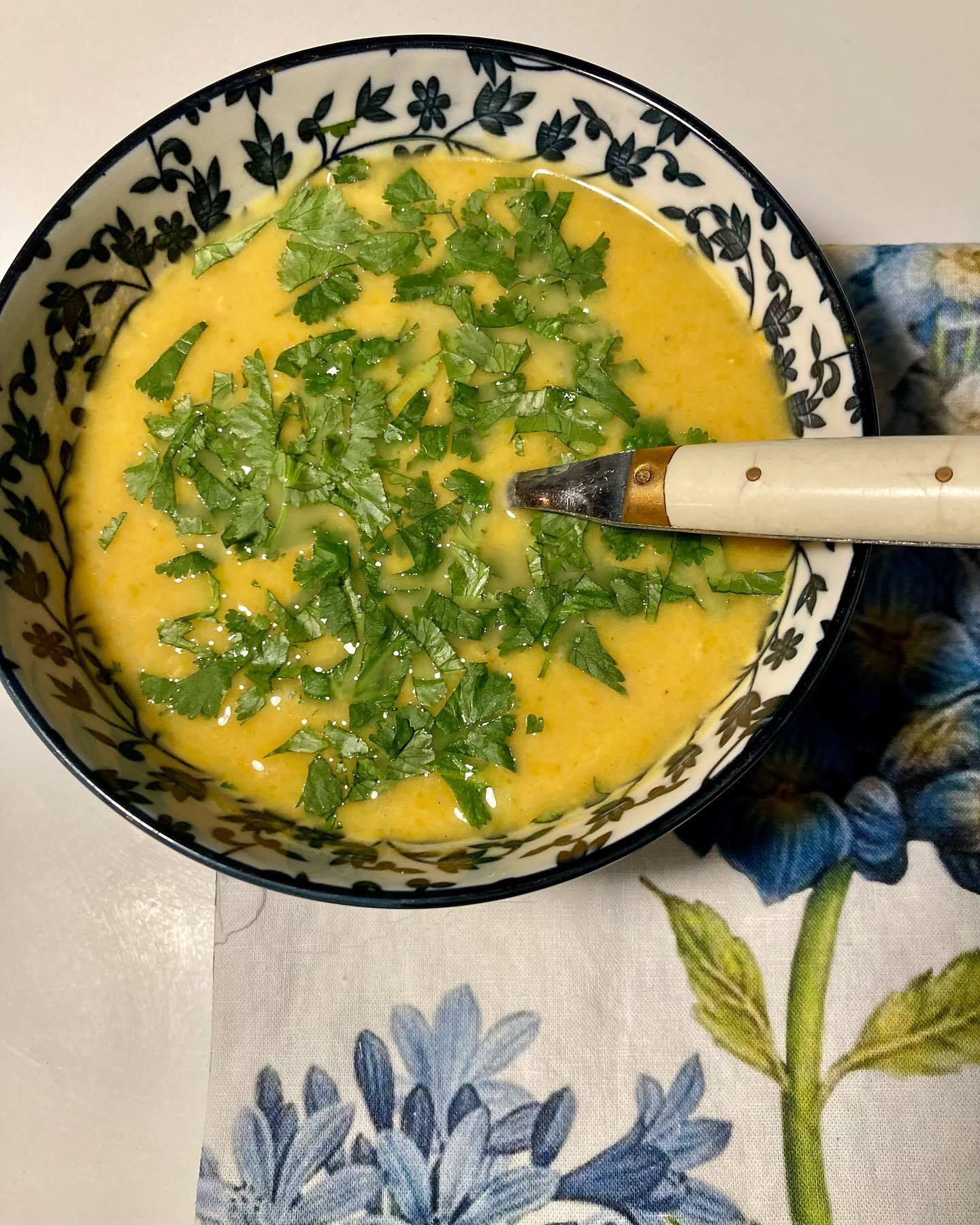 Soupe aux lentilles corail et lait de coco!
Lorsque tu hésites entre une soupe de légumes aux ravioles crème fraîche ou une soupe de légumes aux lentilles corail au curry et lait de coco à l’indienne!
Le choix est fait! J’ai préféré la version asiatique!
Pour 4 personnes: 4 carottes, 1 courgette, 1 oignon, à poireau, 150g de lentilles corail, 20cl de lait de coco, 2 cubes de bouillon de légumes, 1 c.à soupe de curry doux, 1 c.à soupe de curcuma, 1 c.à café de gingembre frais râpé, 1/2 bouquet de coriandre, sel, poivre.
Éplucher tous les légumes et les couper en petits morceaux. Éplucher et émincer finement l’oignon.
Faire chauffer un peu d’huile dans une cocotte, commencer par y faire revenir l’oignon, puis ajouter les légumes, les bouillons cubes émietté, les épices et les lentilles corail.
Porter à ébullition, puis diminuer le feu et cuire 45 minutes. Ajouter le lait de coco. Mixer l’ensemble.
Laver, hacher la coriandre. La mettre au dernier moment dans chaque bol.
Servir bien chaud!
Bon appétit!
Et puis n’oubliez pas que cette soupe sera excellente le 1er janvier, pour être riche dans l’année!
.
#soupe #soupes #veloutémaison #lentilles #lentillescorail #laitdecoco #lentils #lentilsoup #curry #dietetiquechinoise #madreperlamtc