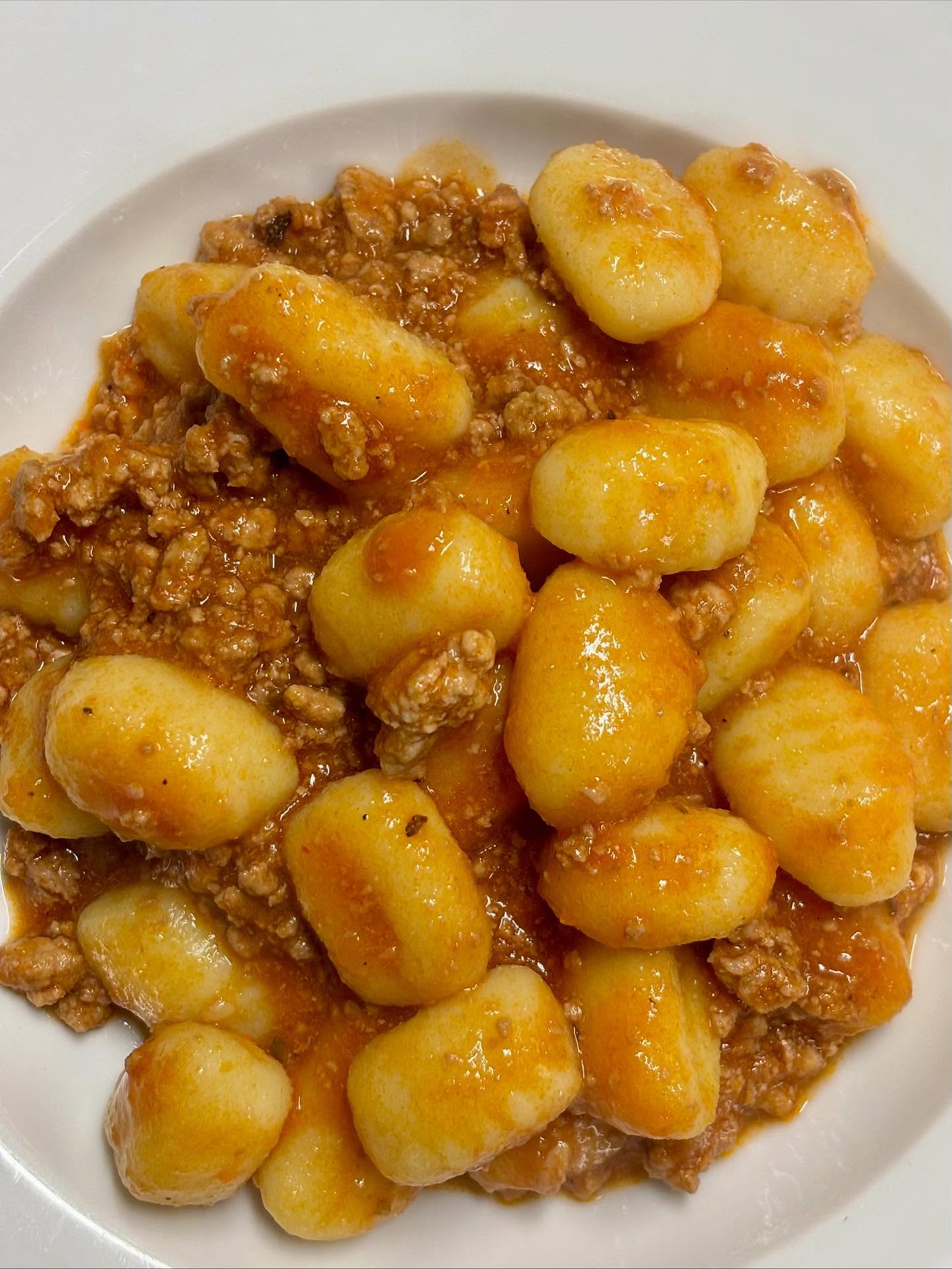 🍝 Gnocchi al ragù: semplici, morbidi, autentici.
Il classico piatto che profuma di casa e conquista sempre, preparato con ingredienti genuini e tanto amore ❤️
👨🍳 Rocco li fa come una volta — l’impasto soffice, il ragù ricco e saporito.
Un piatto che non ha bisogno di presentazioni… solo di essere gustato.
📞Per info e prenotazioni: +39 333 991 8226
📍Ti aspettiamo in via Ferrini 86, Samarate
#gnocchialragu #roccoincucina #ristorantesamarate #cucinadicasa #saporitradizionali #piattidomenicali #comfortfooditaliano #cucinaconpassione #foodlovers #pastafresca